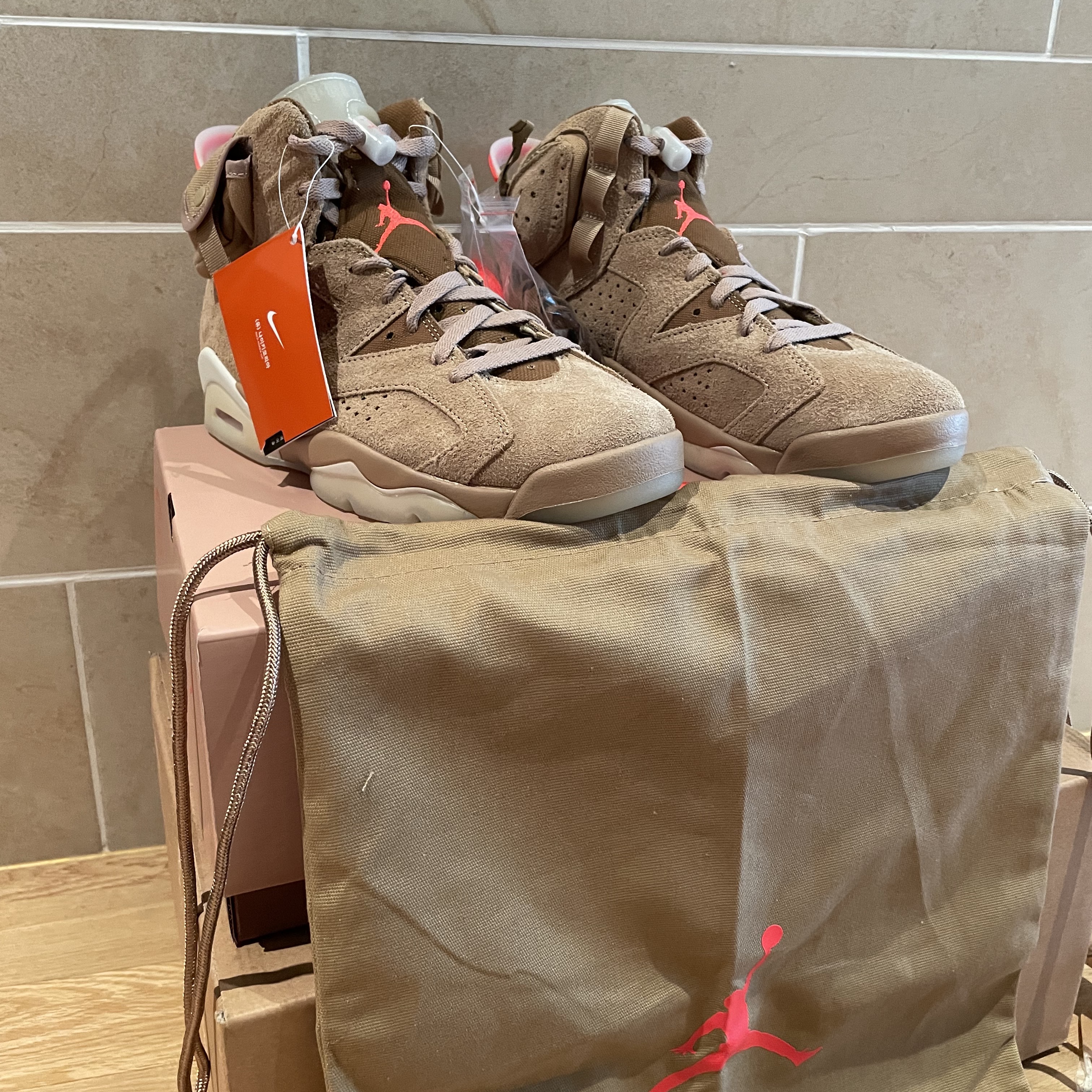 Jordan 6 x Travis Scott Retro SP British Khaki 착용 스타일 - 2