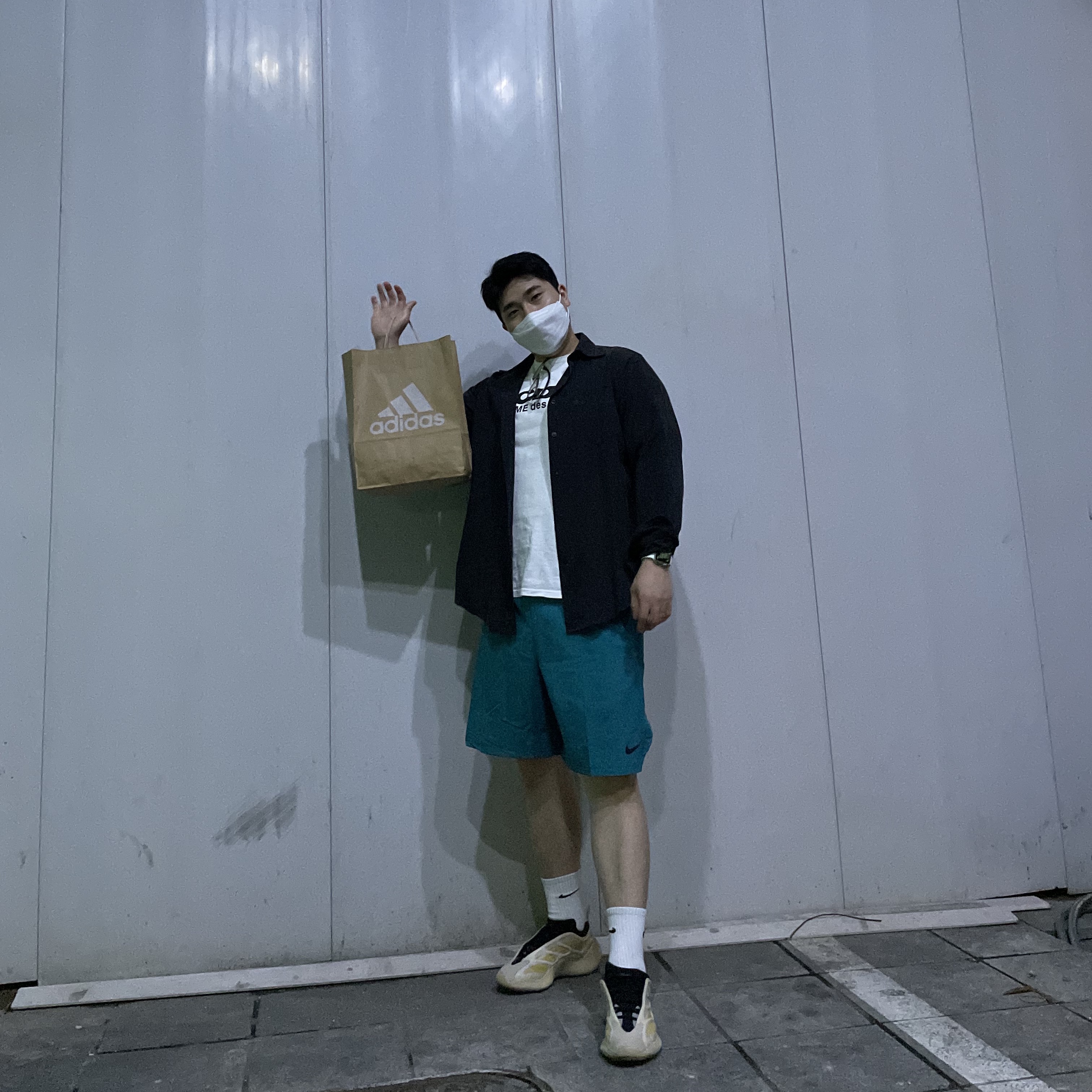 Adidas Yeezy 700 V3 Safflower 착용 스타일