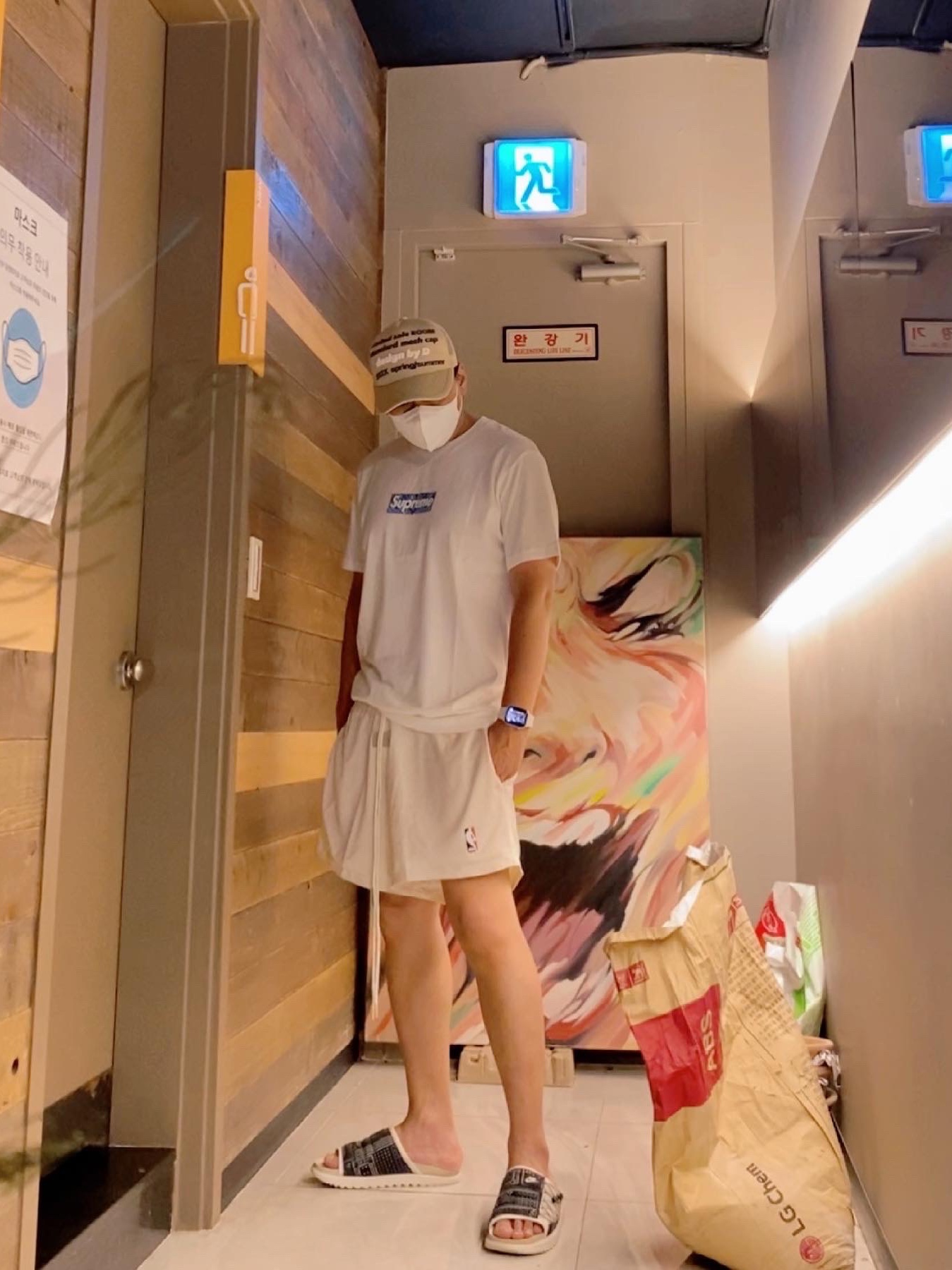 Supreme Bandana Box Logo T-Shirt White - 19FW, Nike x Fear of God Basketball Shorts String 착용 스타일
