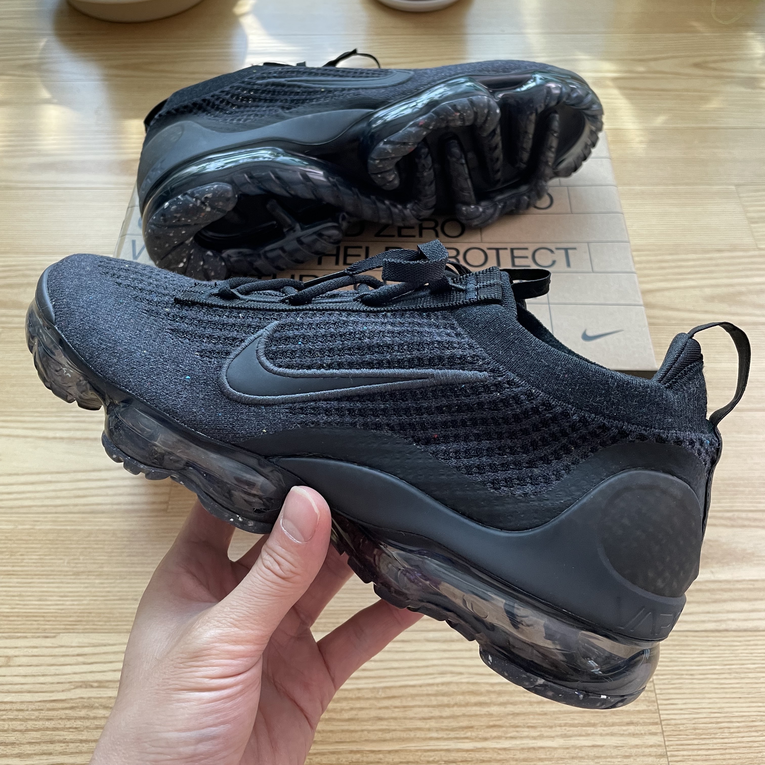 Nike Air VaporMax 2021 Flyknit Triple Black 착용 스타일 - 1
