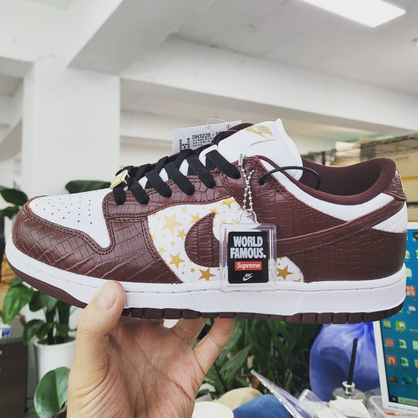 Nike x Supreme SB Dunk Low Barkroot Brown 착용 스타일 - 1