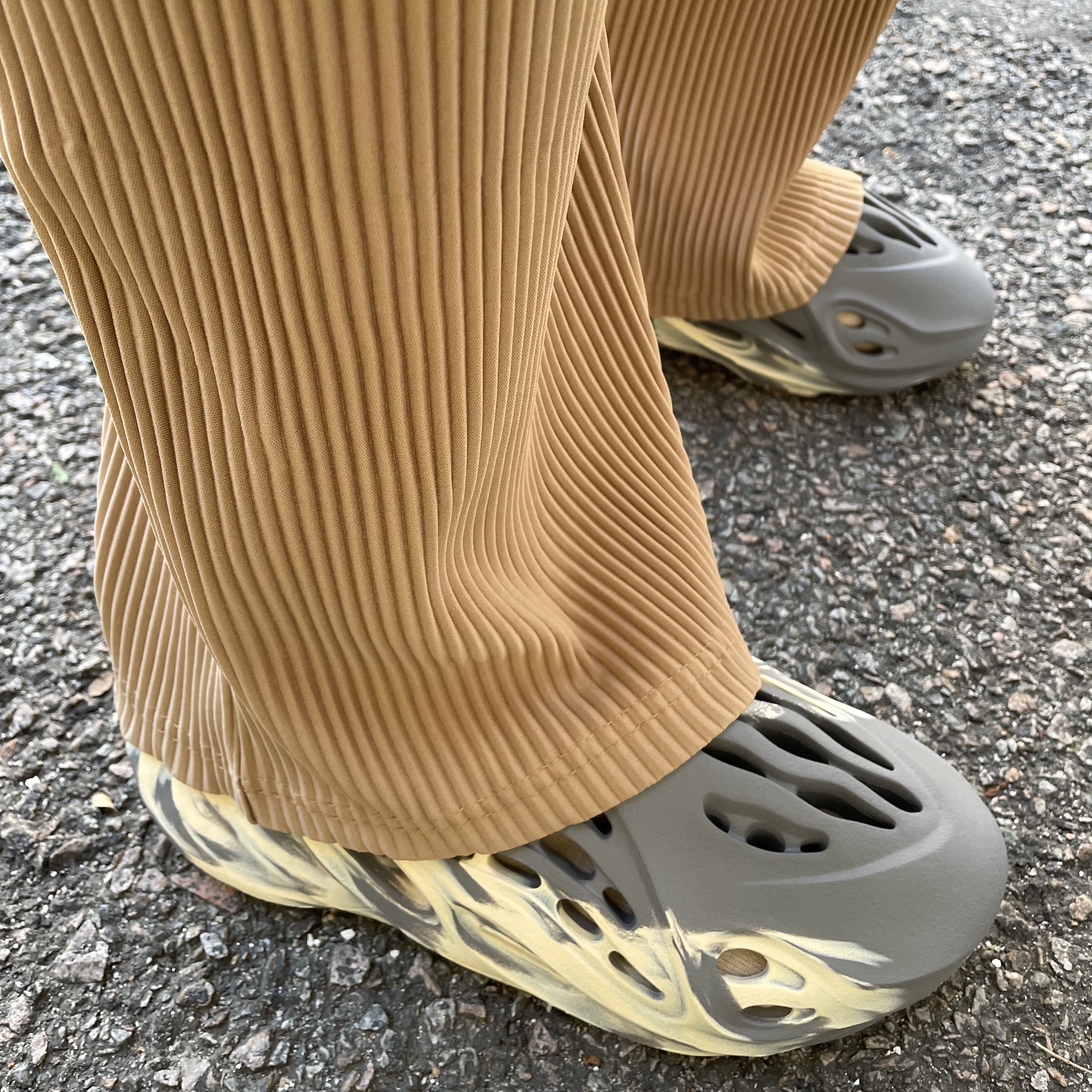Adidas Yeezy Foam RNNR MXT Moon Gray 착용 스타일 - 3