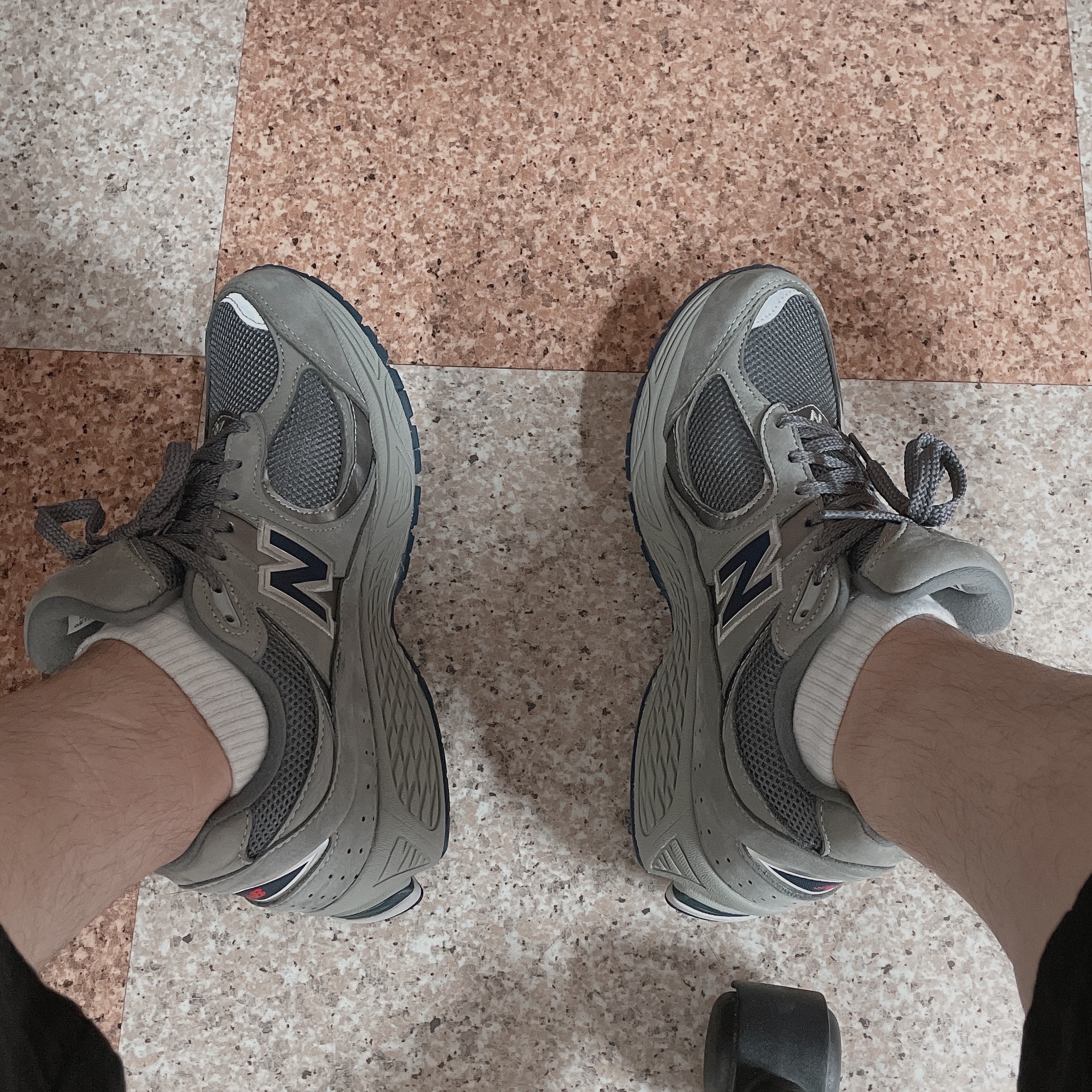 New Balance 2002R Gray 착용 스타일