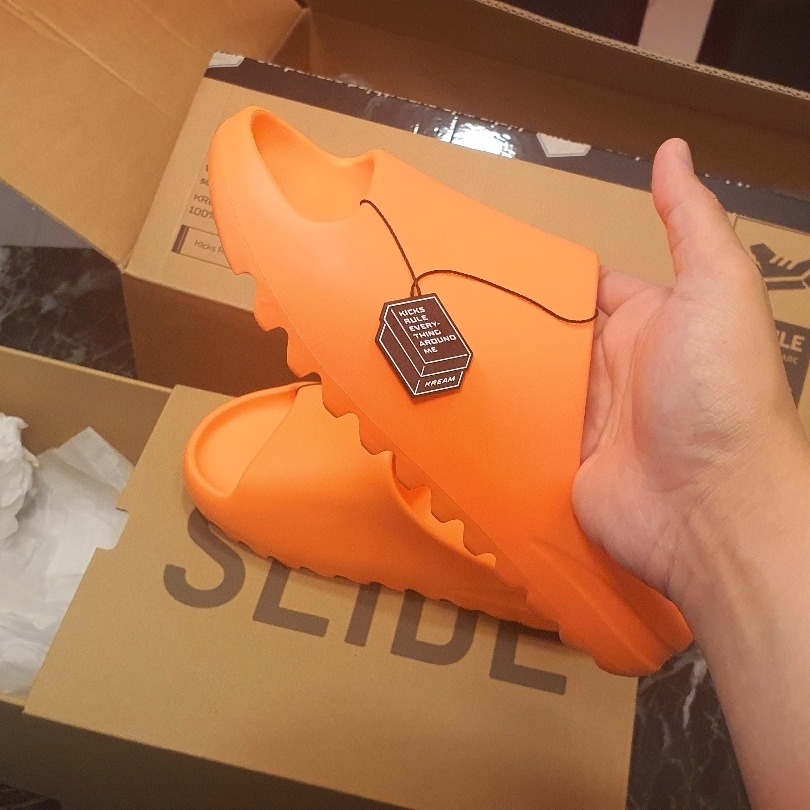 Adidas Yeezy Slide Enflame Orange 착용 스타일 - 1