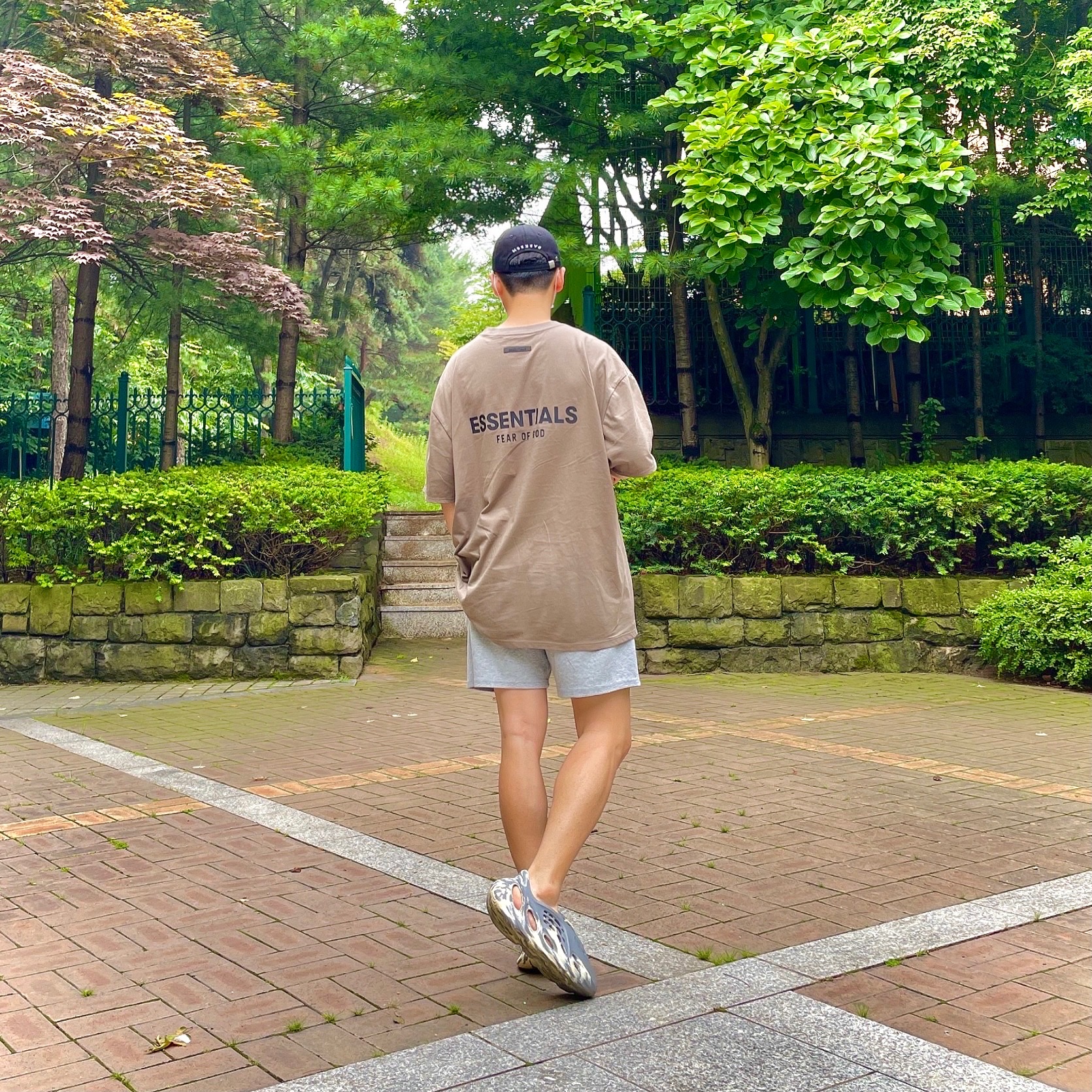 Essentials T-Shirt Taupe - 21SS, Adidas Yeezy Foam RNNR MXT Moon Gray 착용 스타일