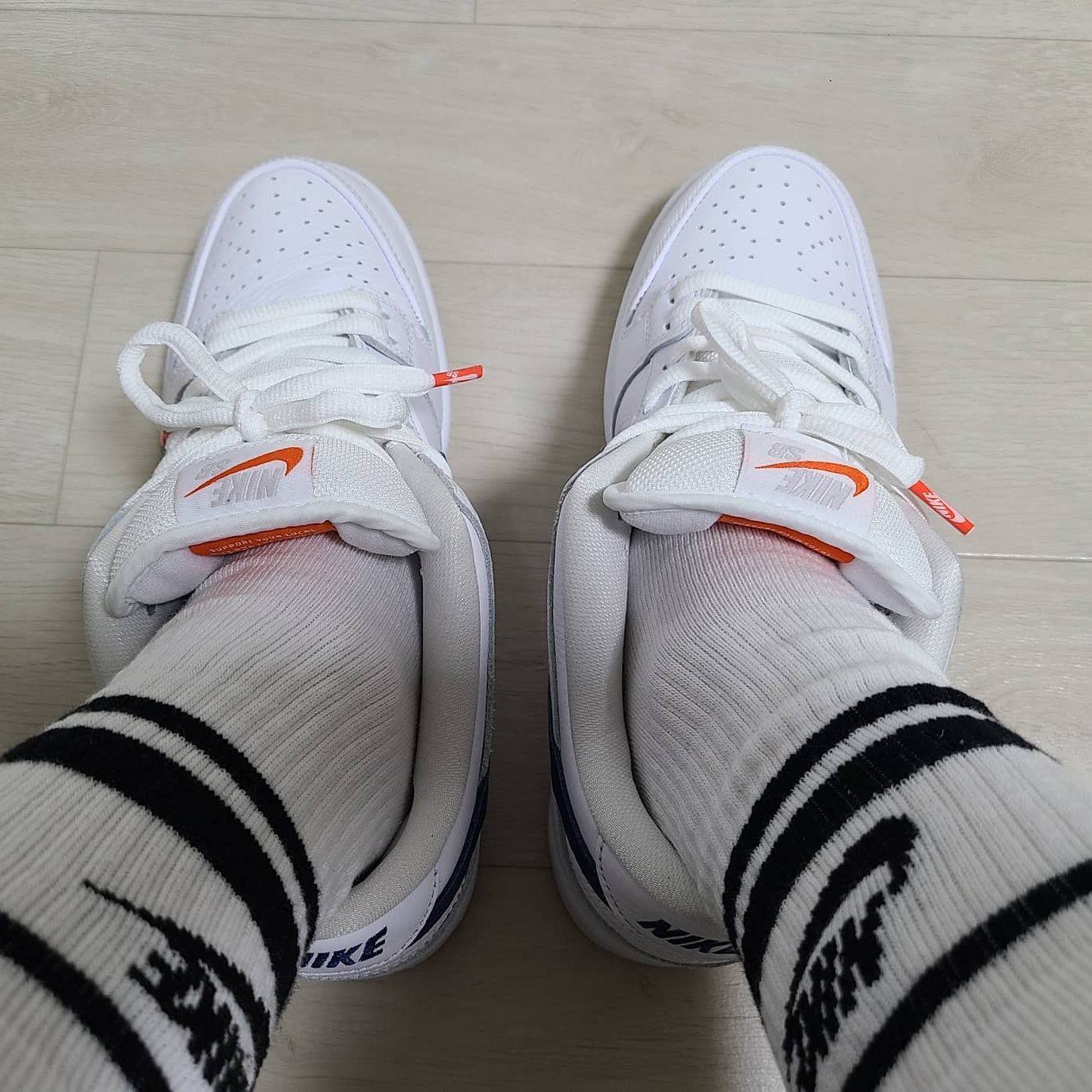 Nike SB Dunk Low Pro ISO Orange Label White Navy 착용 스타일 - 5
