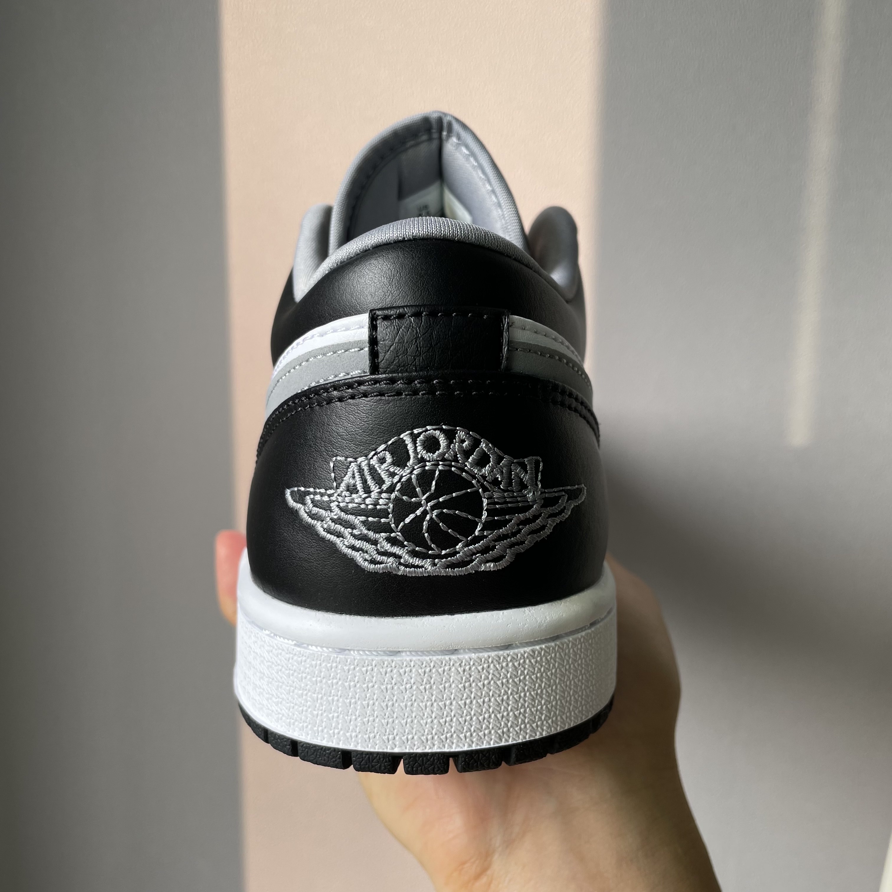 Jordan 1 Low Black Particle Grey 착용 스타일 - 2