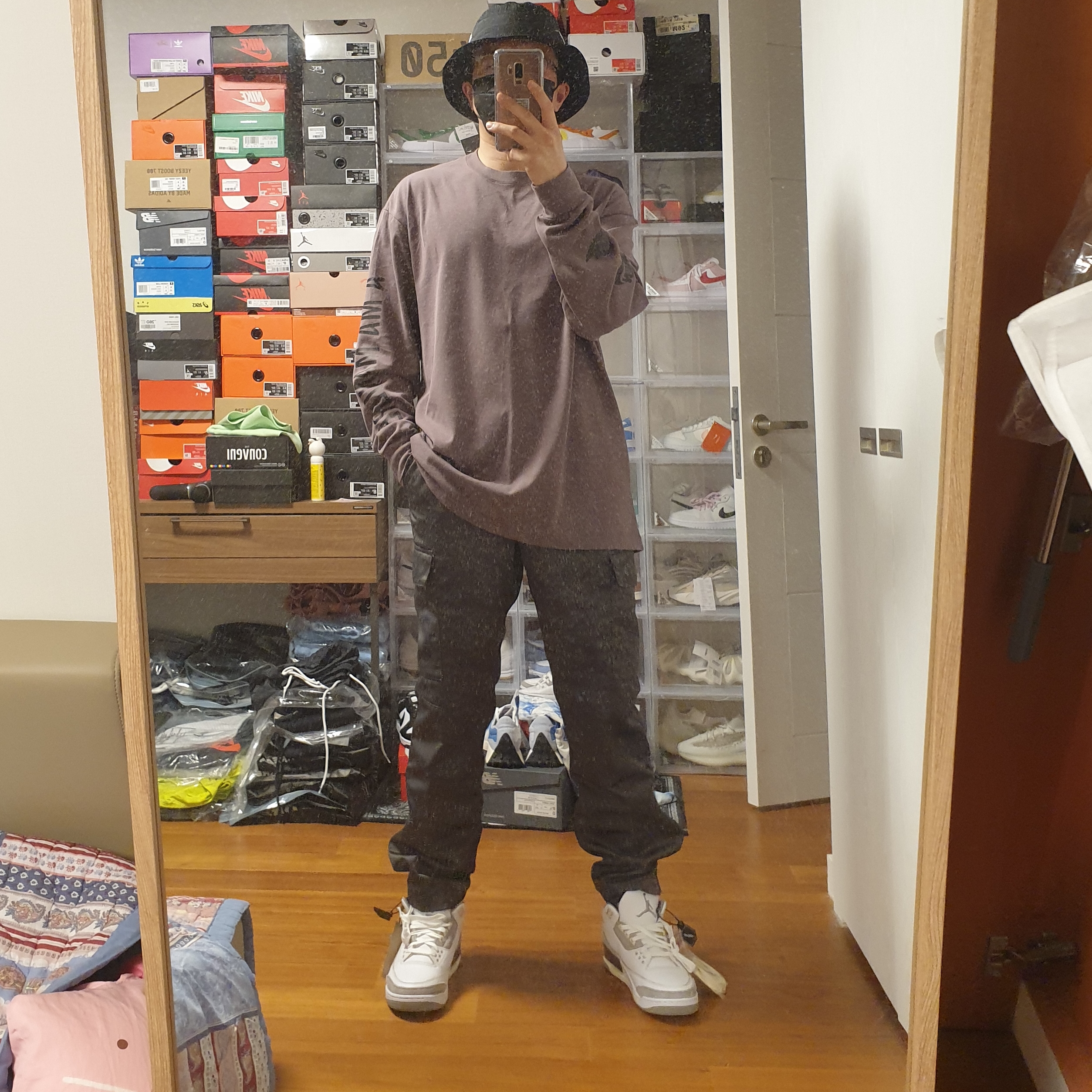 Nike x Stussy Bucket Hat Black, Jordan x A Ma Maniere Woven Cargo Pants Midnight Fog - Asia 착용 스타일 - 2