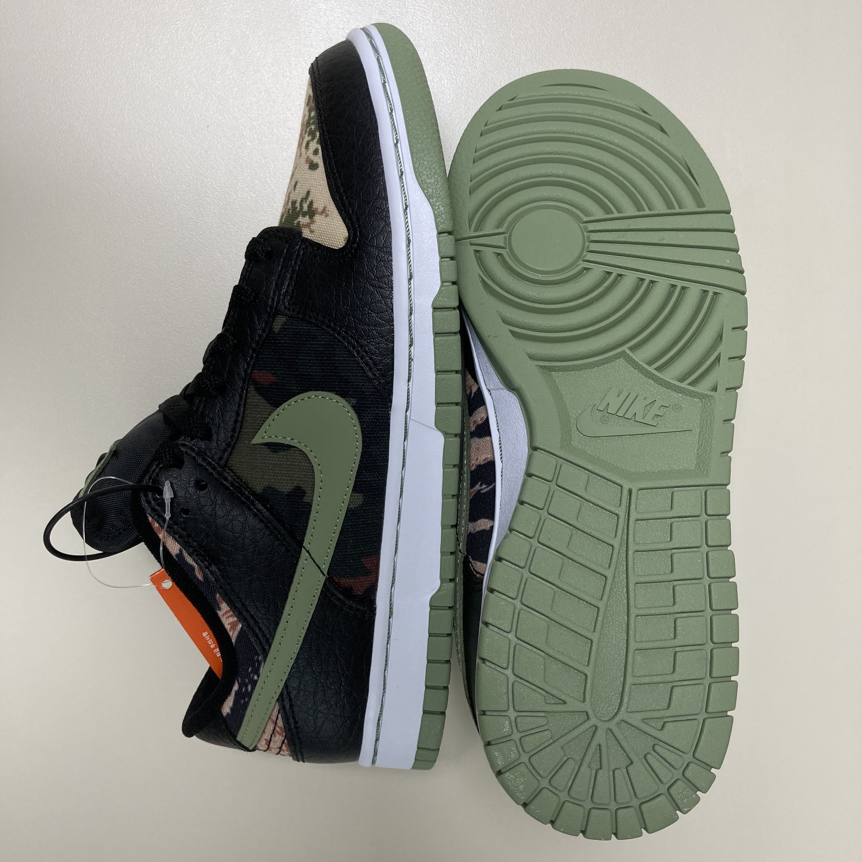Nike Dunk Low SE Black Multi Camo 착용 스타일 - 2