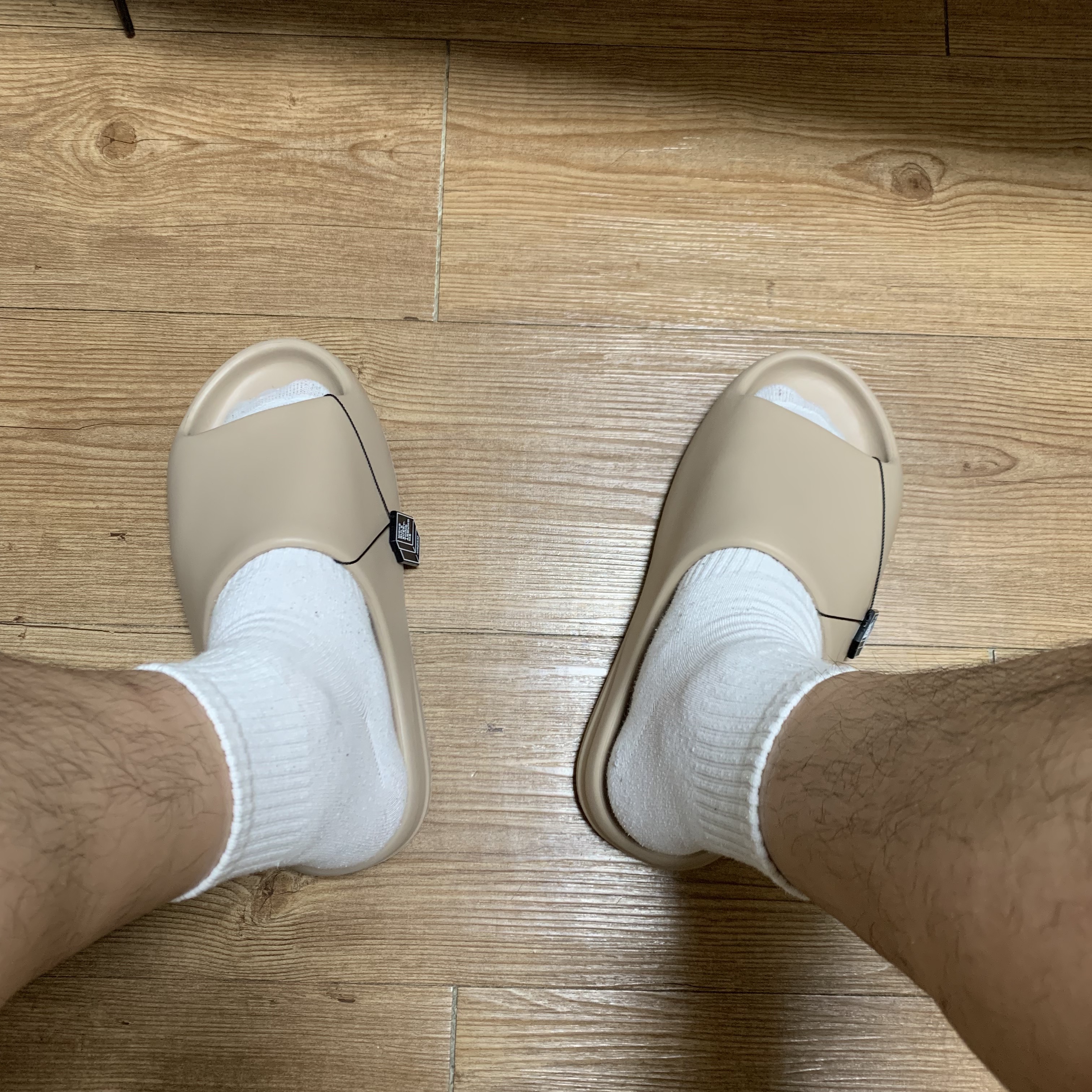 Adidas Yeezy Slide Pure 착용 스타일 - 2