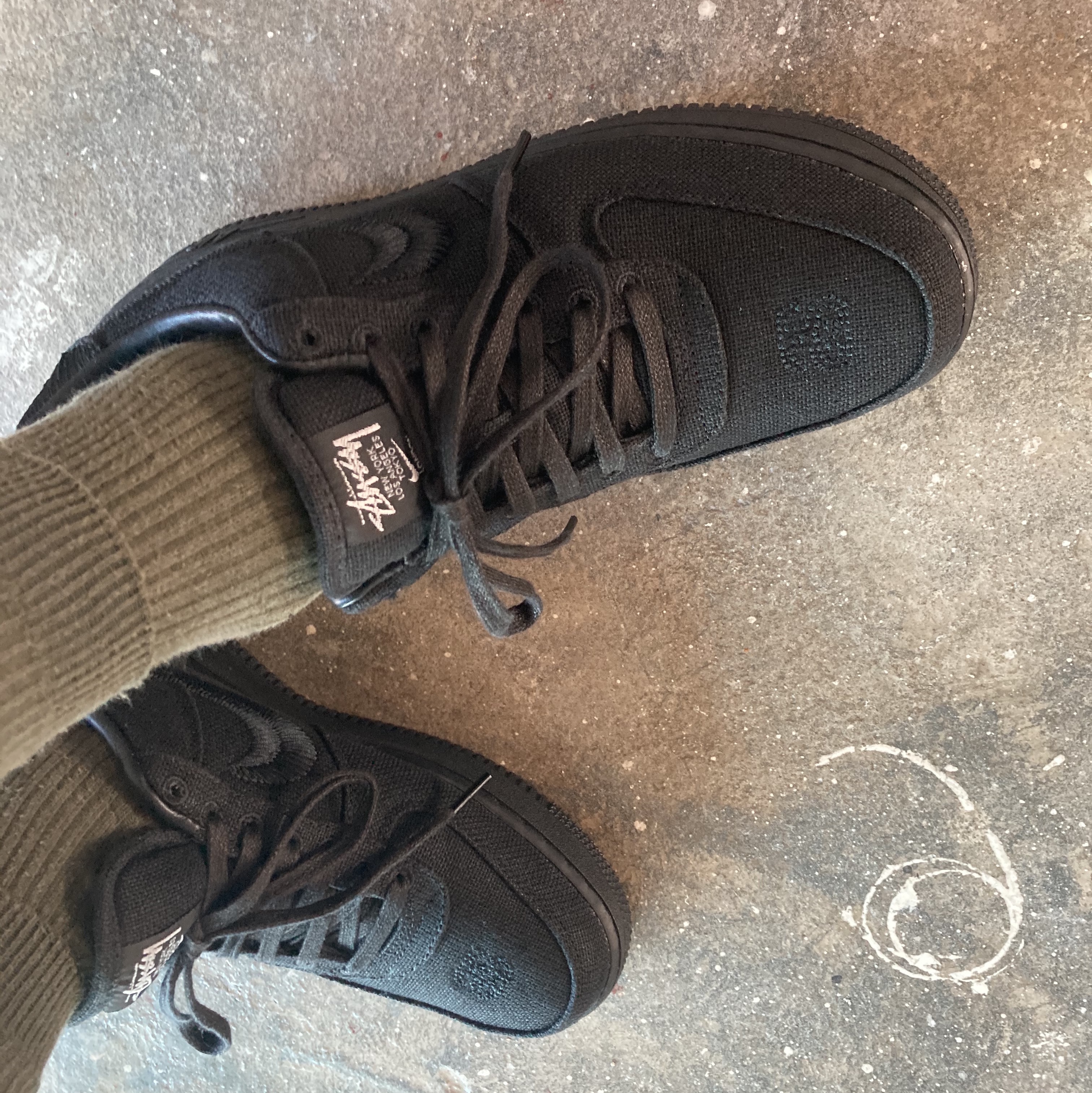 Nike x Stussy Air Force 1 Low Triple Black 착용 스타일 - 2