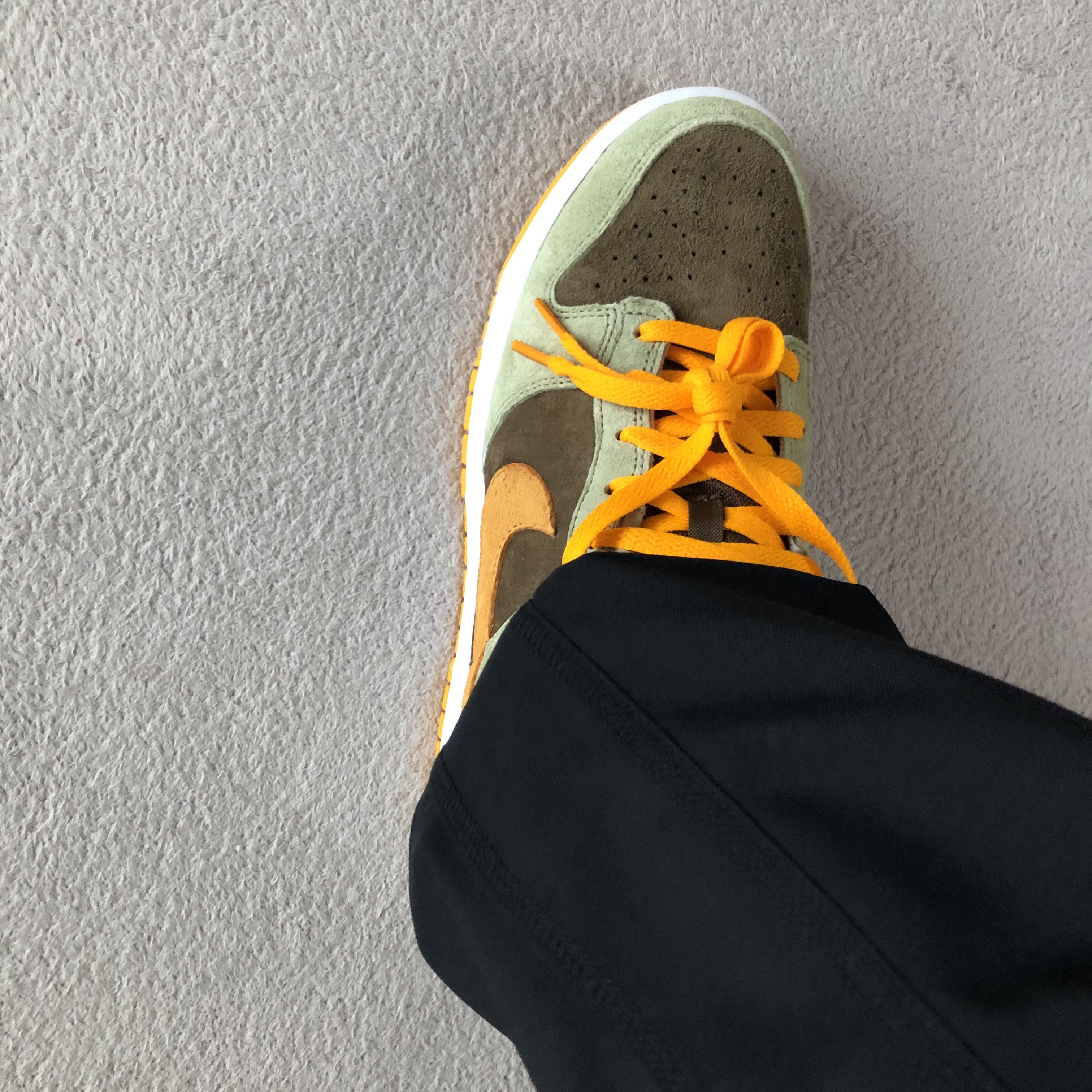 Nike Dunk Low SE Dusty Olive 착용 스타일 - 2