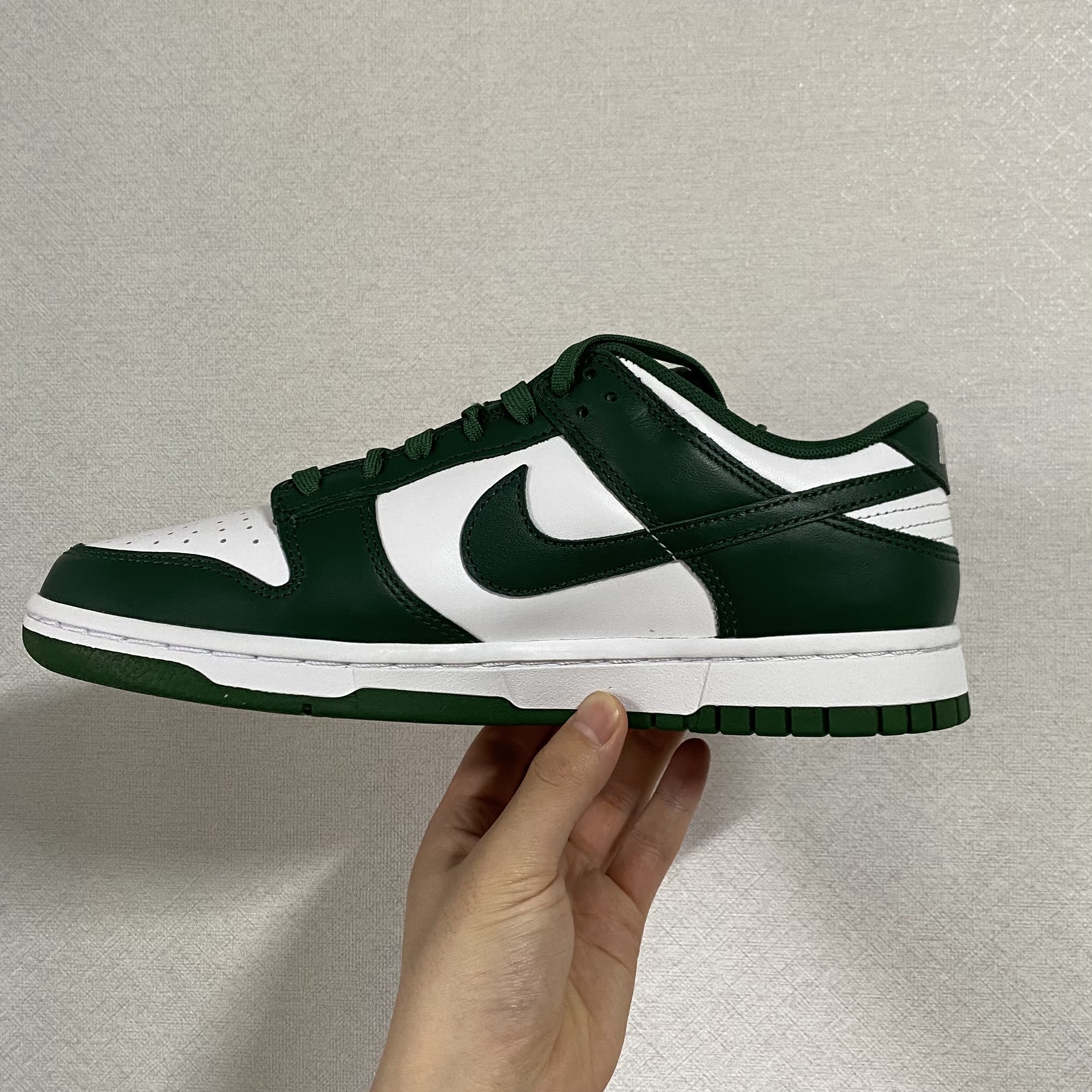 Nike Dunk Low Retro Varsity Green 착용 스타일