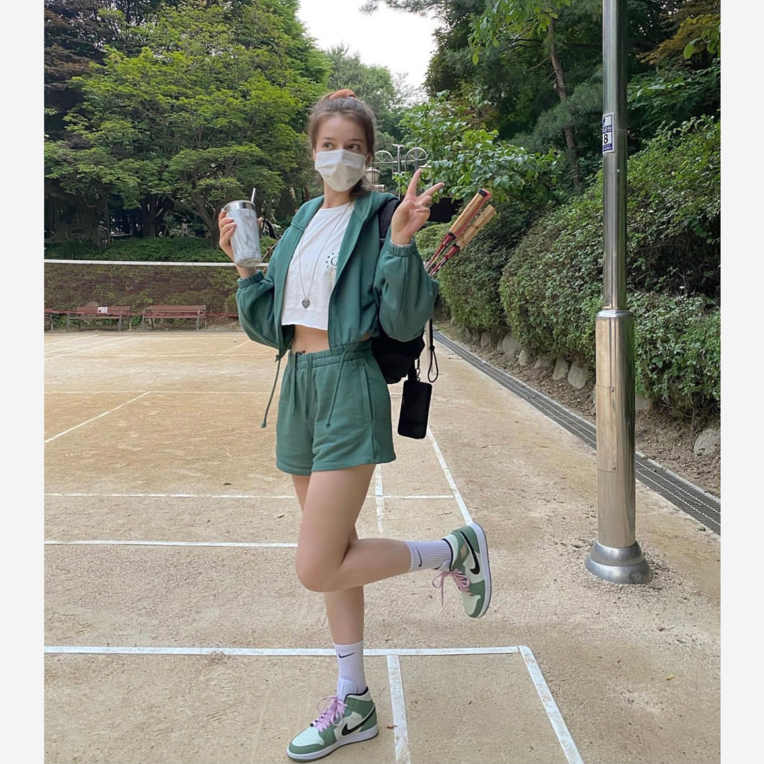 (W) Jordan 1 Mid SE Dutch Green 착용 스타일 - 2