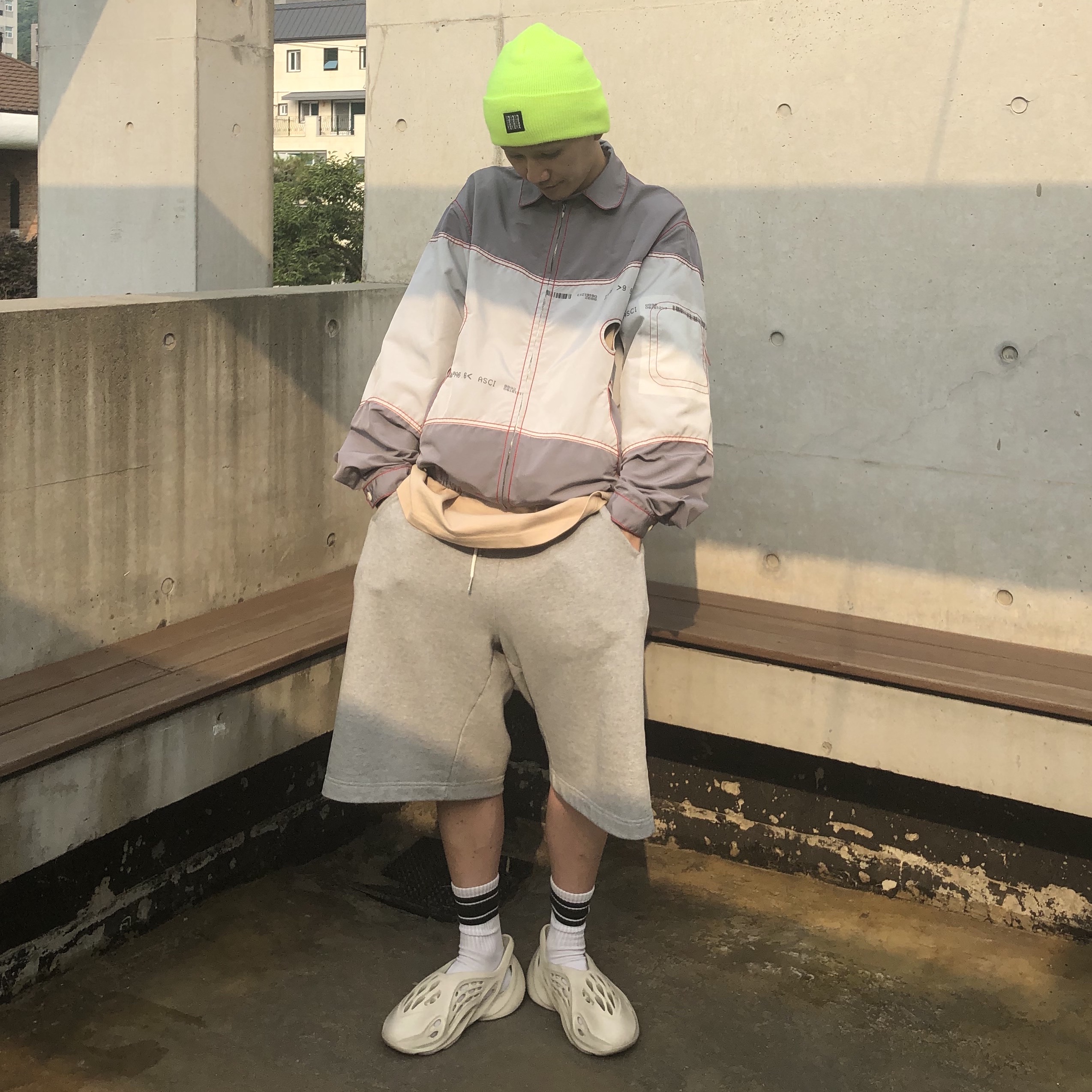 Adidas Yeezy Foam RNNR Sand 착용 스타일