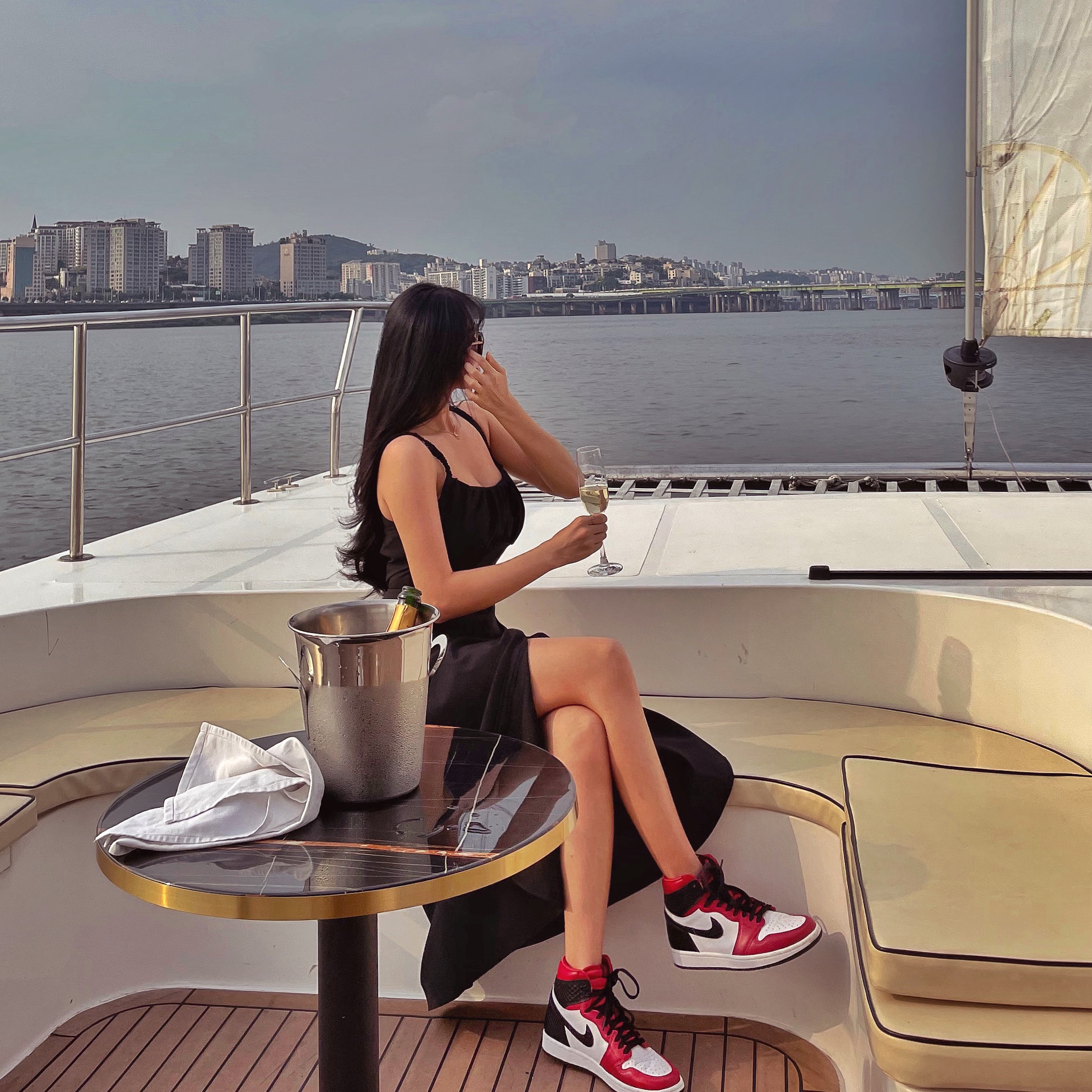 (W) Jordan 1 Retro High Satin Red 착용 스타일
