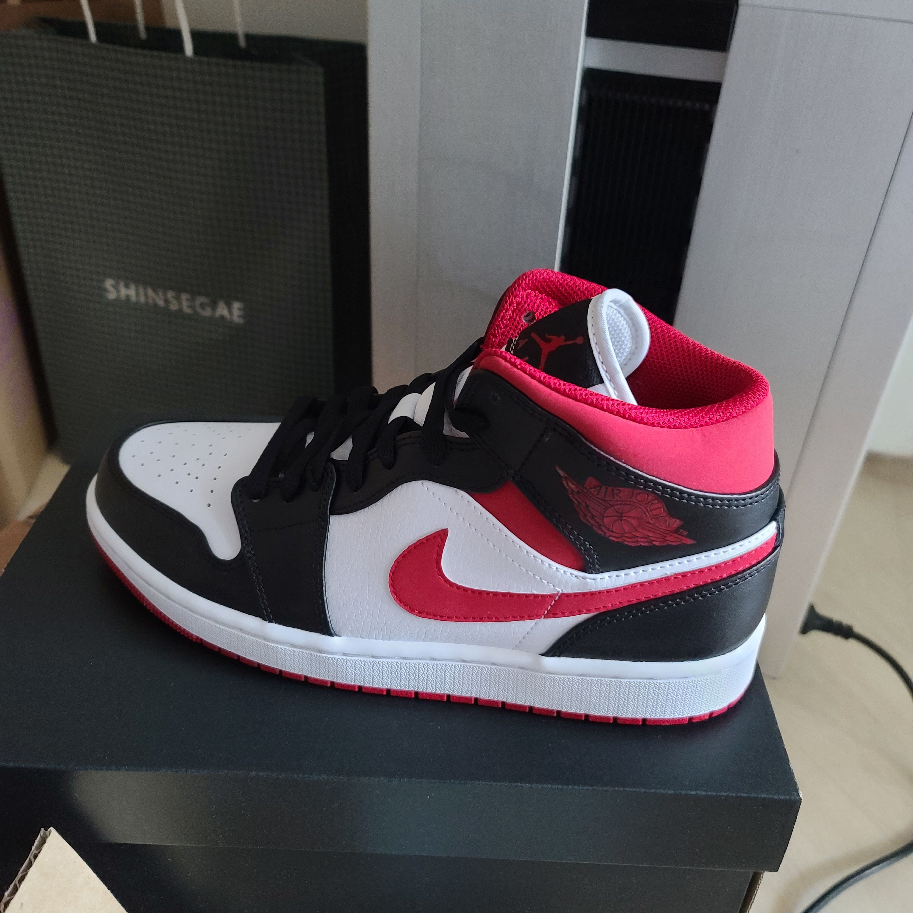 Jordan 1 Mid Gym Red Black White 착용 스타일
