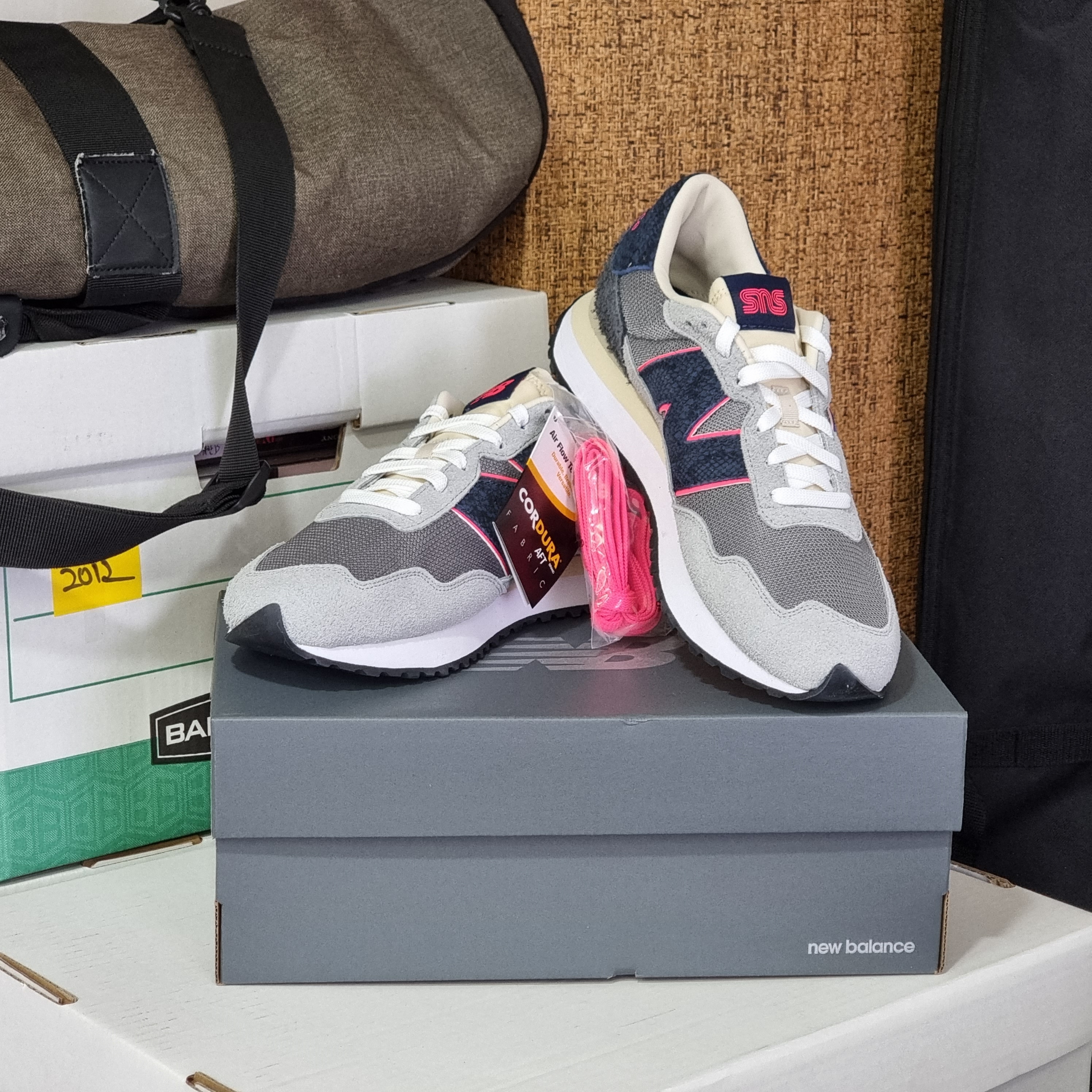 New Balance x SNS 237 Blue Racer 착용 스타일 - 2