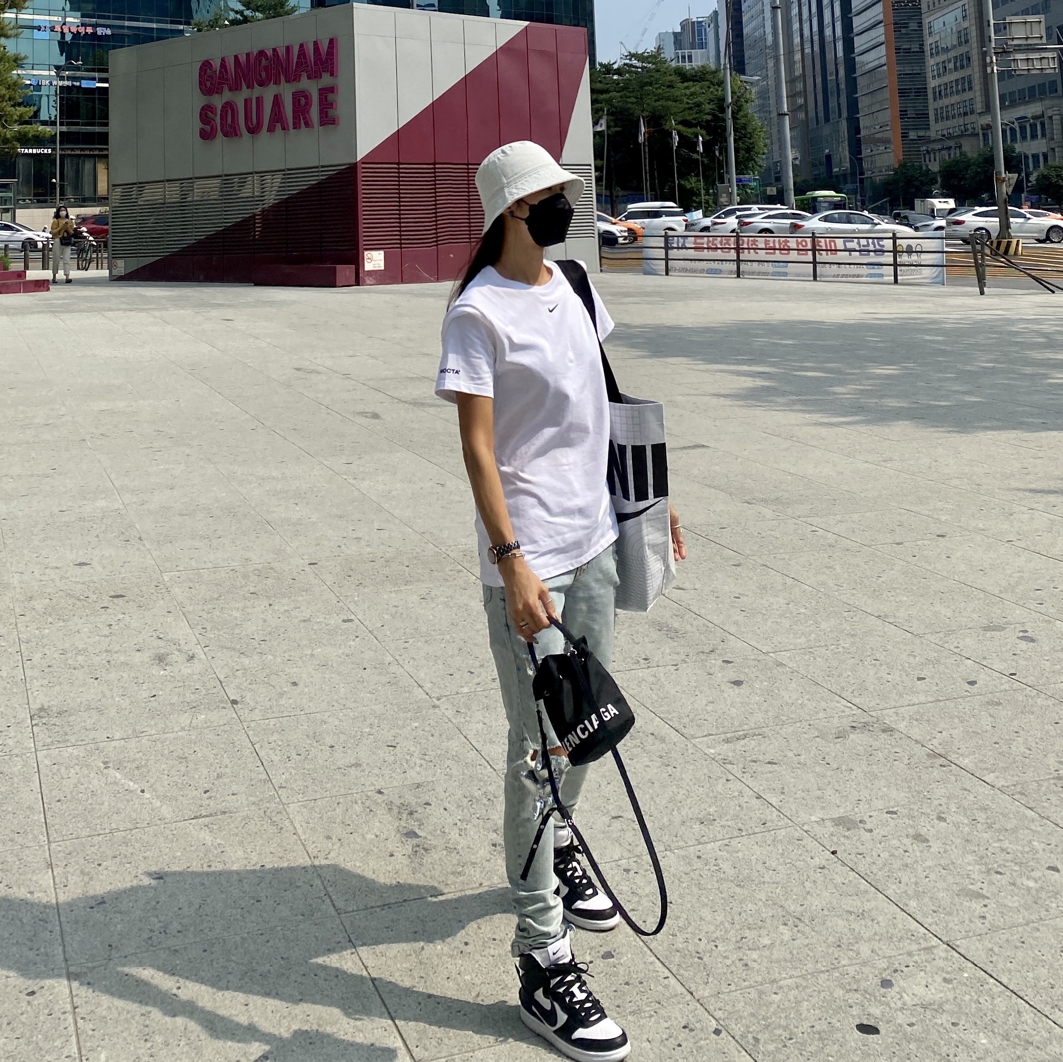 Nike x Ambush Dunk High Black, Nike x Drake Nocta Cardinal Stock Essential T-Shirt White - US/EU 착용 스타일 - 1