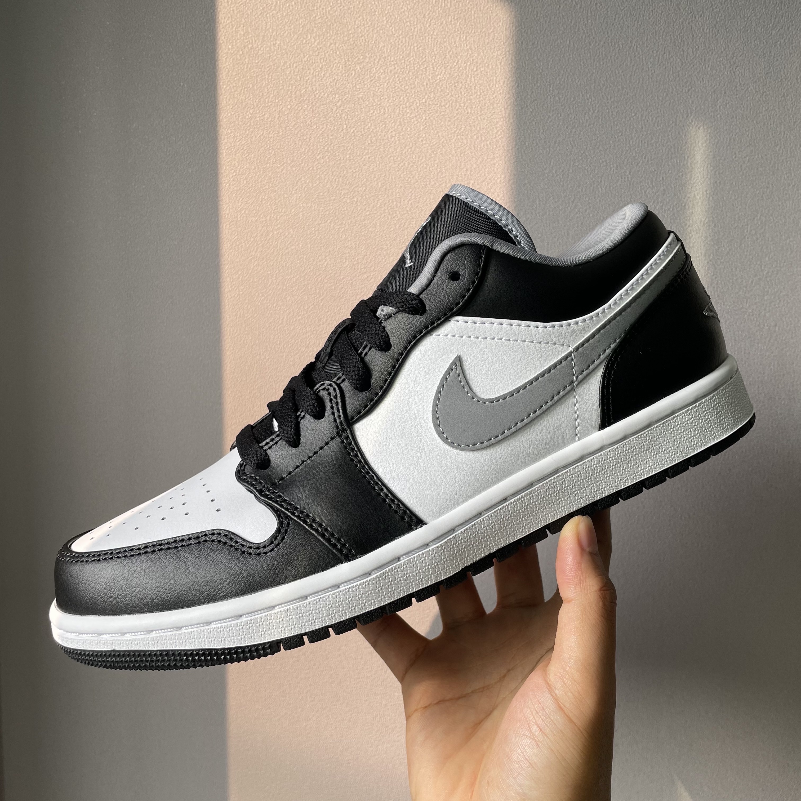 Jordan 1 Low Black Particle Grey 착용 스타일 - 1