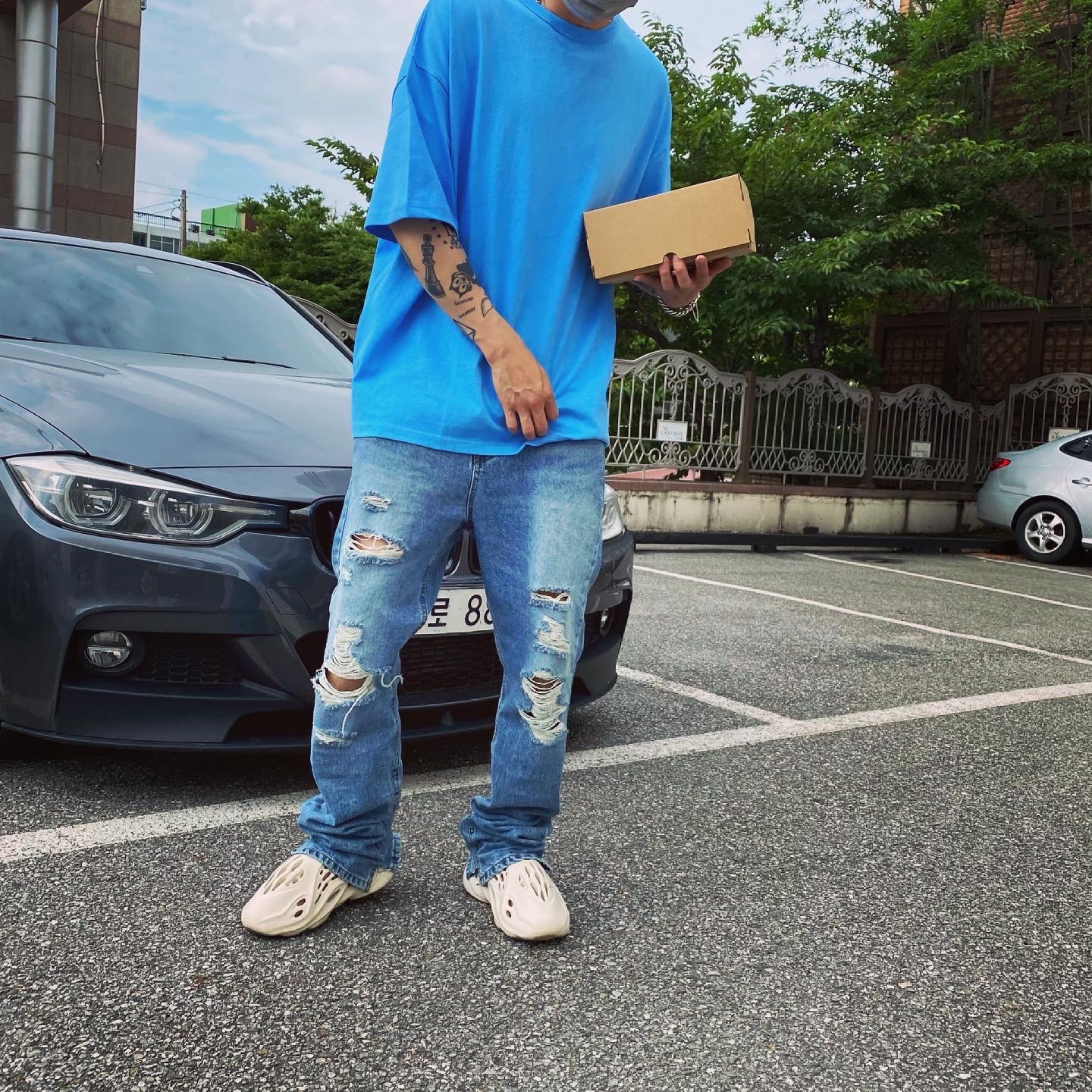 Adidas Yeezy Foam RNNR Sand 착용 스타일