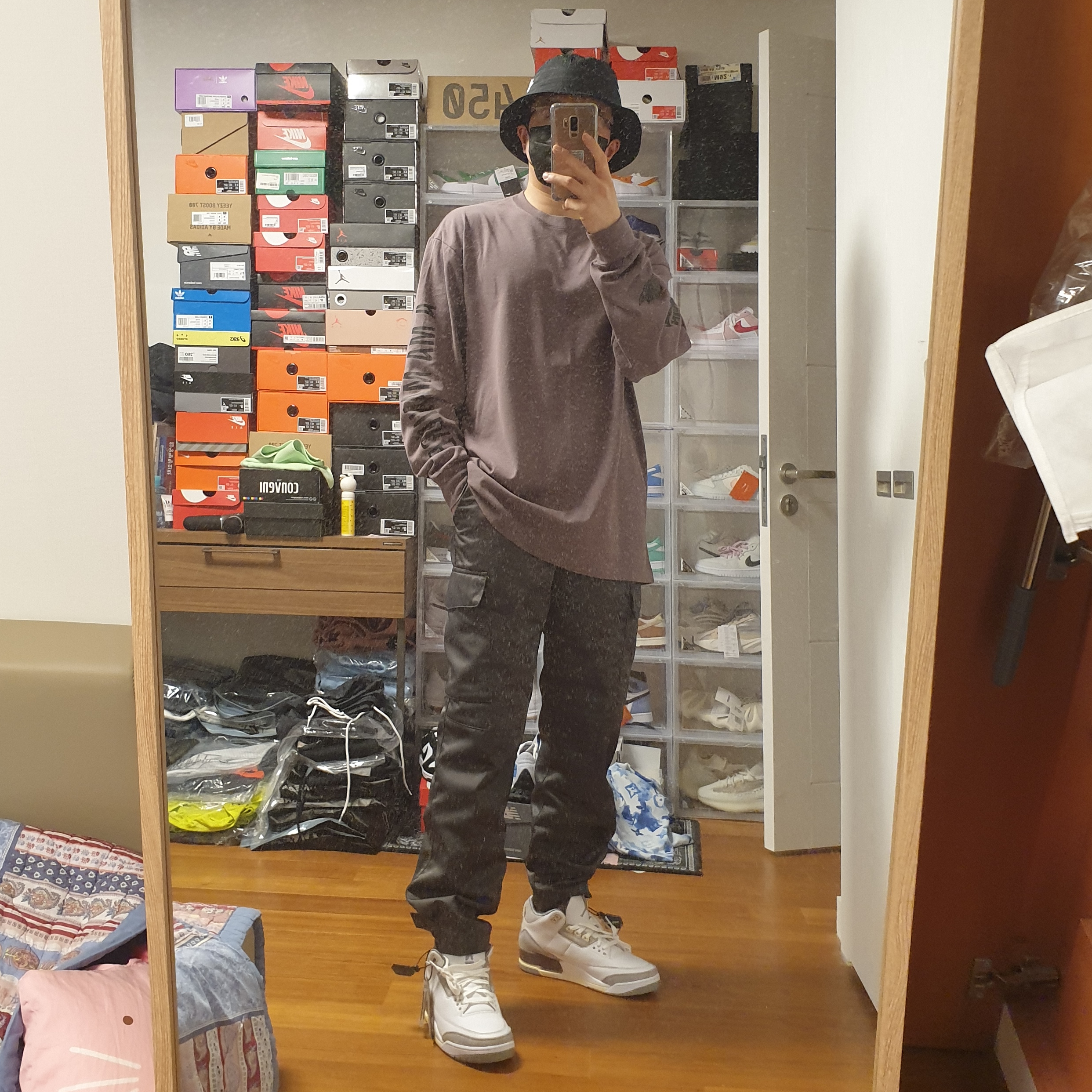 Nike x Stussy Bucket Hat Black, Jordan x A Ma Maniere Woven Cargo Pants Midnight Fog - Asia 착용 스타일 - 1