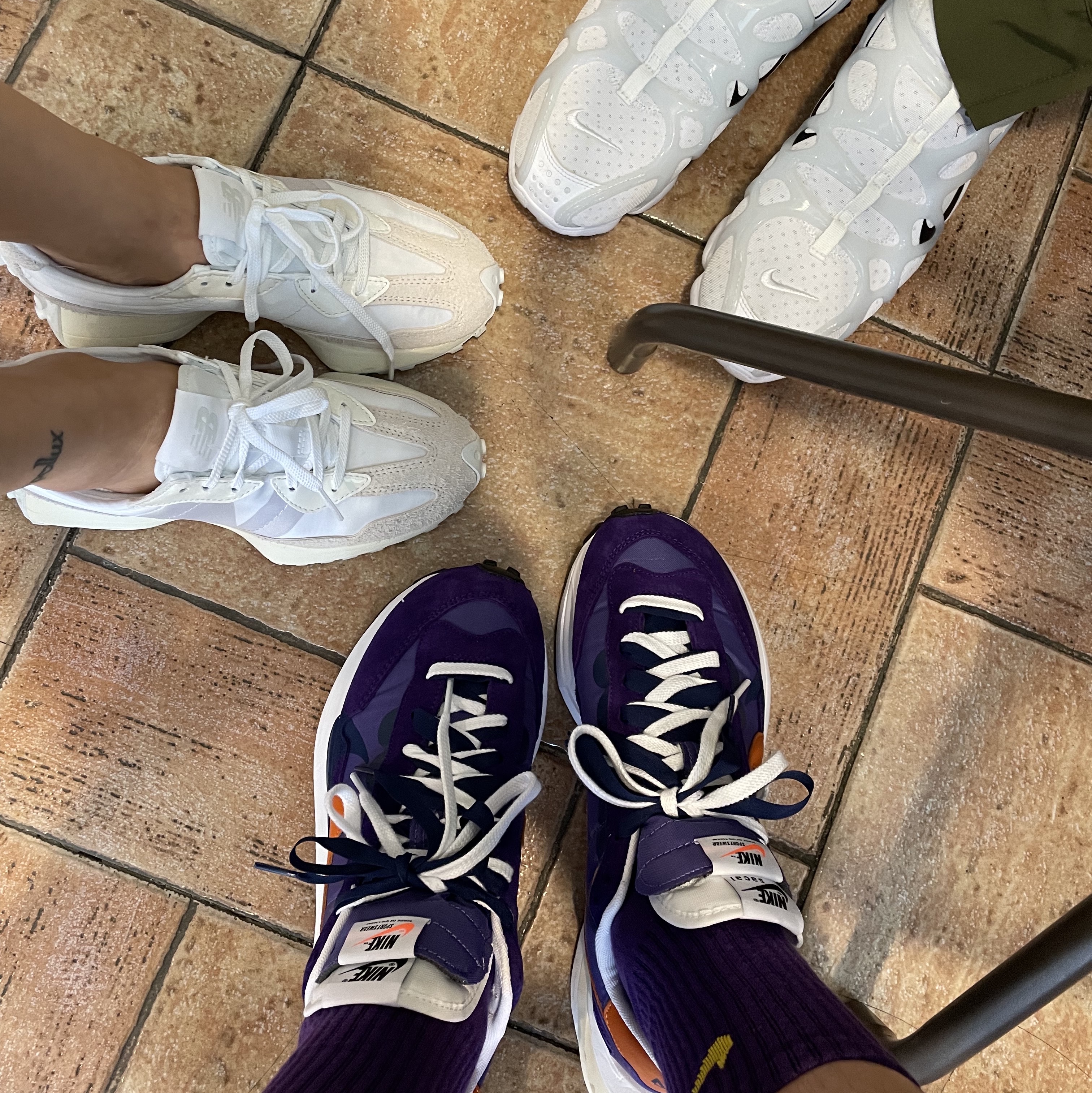 Nike x Sacai VaporWaffle Dark Iris 착용 스타일 - 4