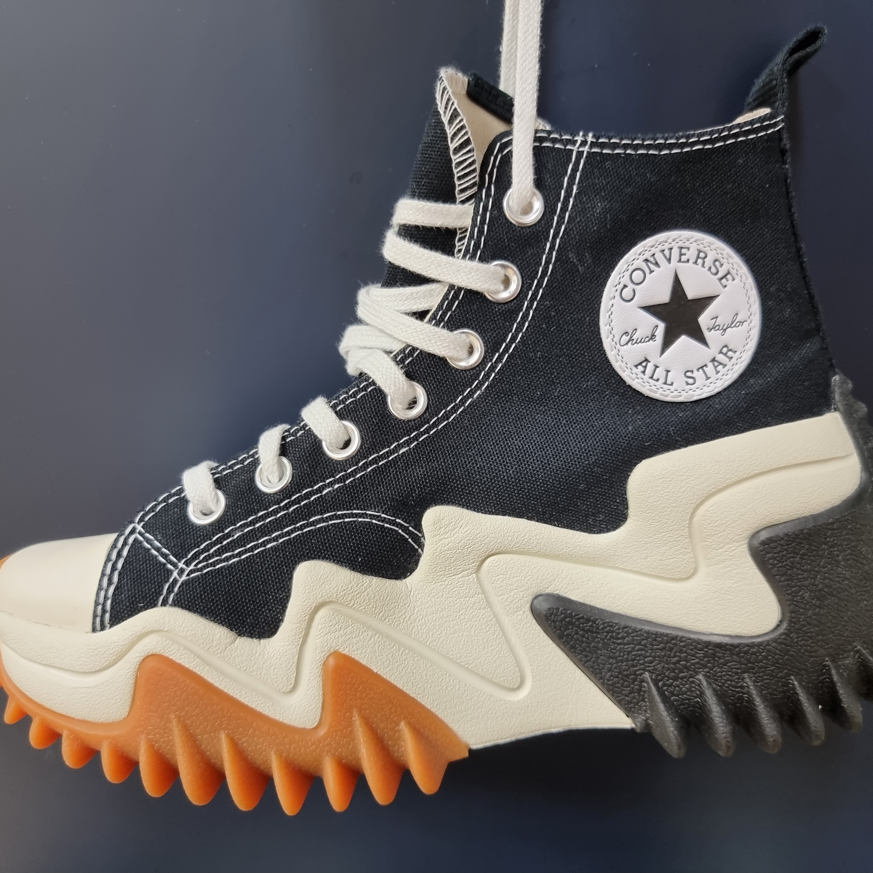 Converse Run Star Motion High Black, Converse Run Star Motion High White 착용 스타일 - 1