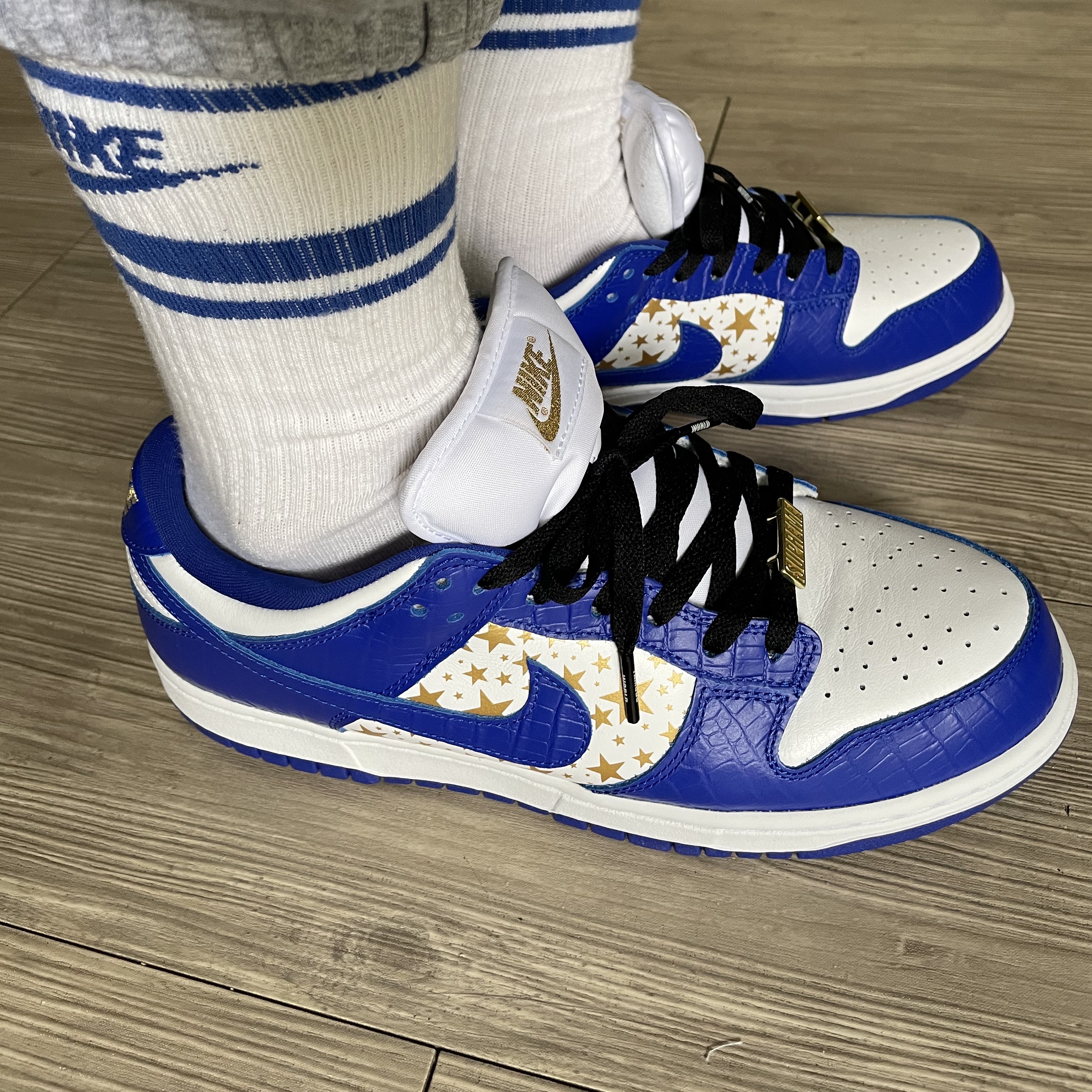 Nike x Supreme SB Dunk Low Hyper Blue 착용 스타일 - 5