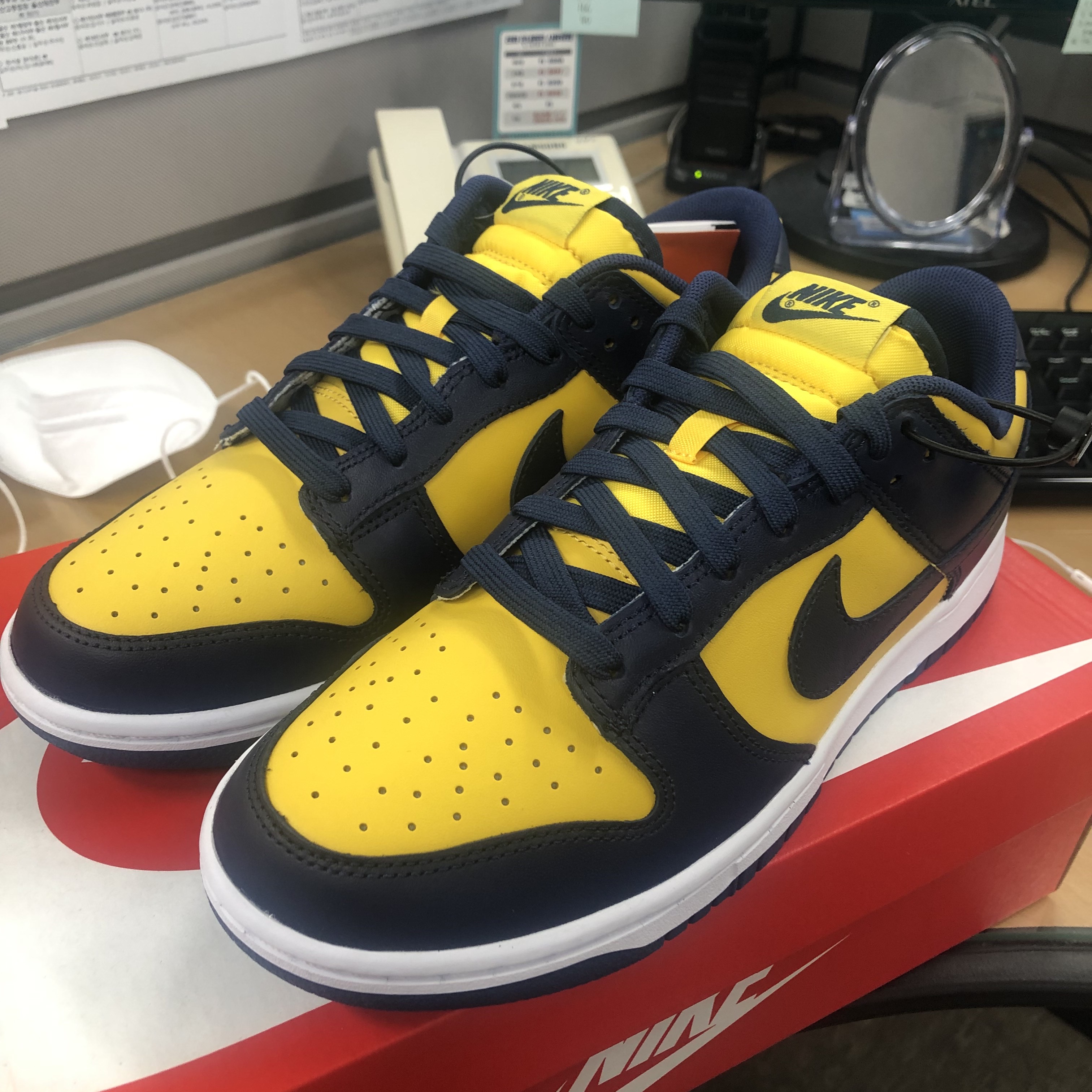 Nike Dunk Low Retro Varsity Maize 착용 스타일