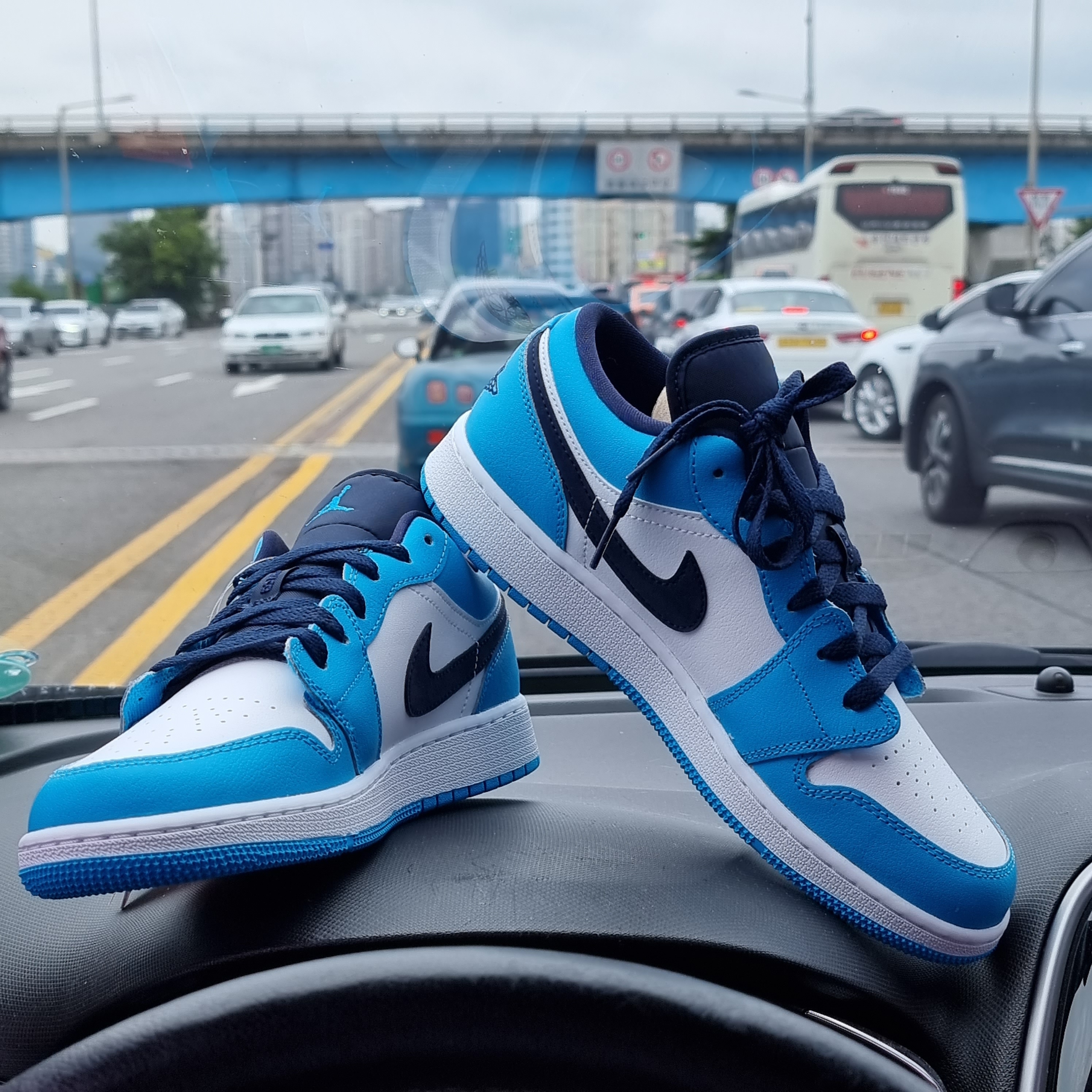 (GS) Jordan 1 Low Dark Powder Blue 착용 스타일 - 1