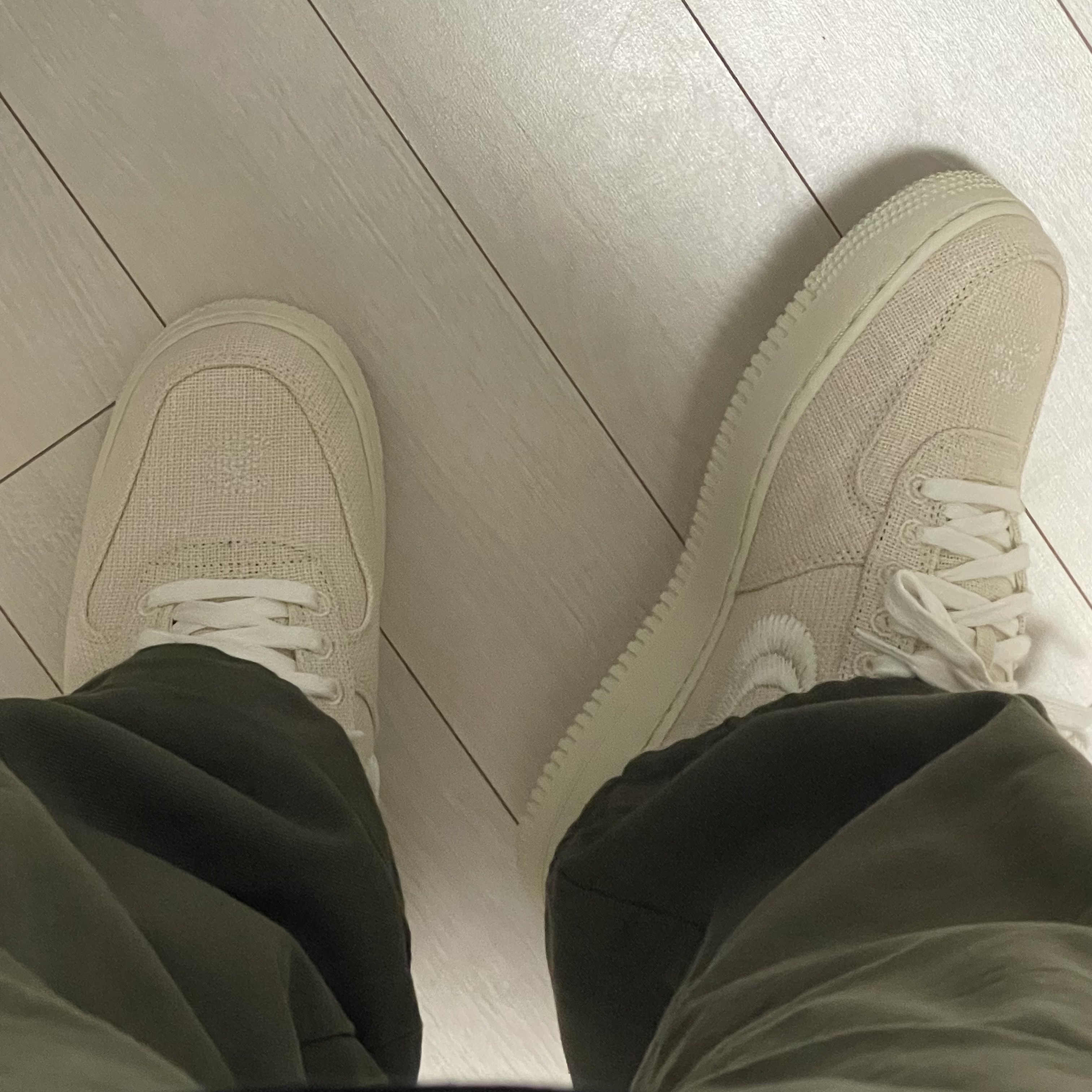 Nike x Stussy Air Force 1 Low Fossil 착용 스타일 - 3
