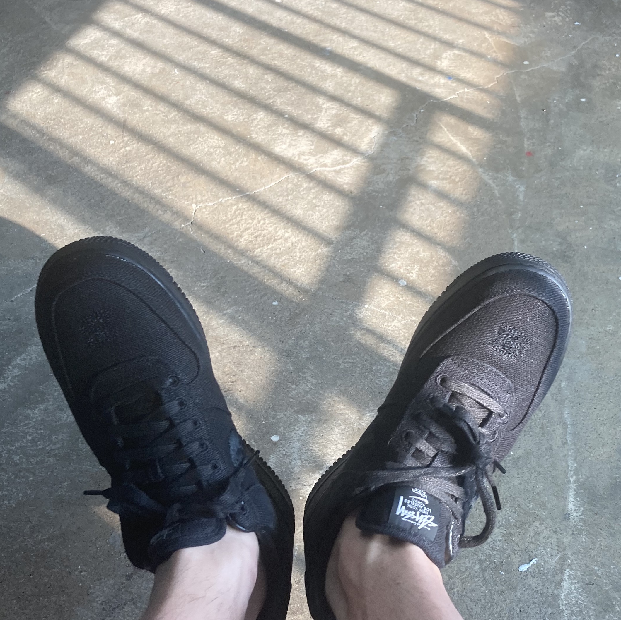 Nike x Stussy Air Force 1 Low Triple Black 착용 스타일 - 5