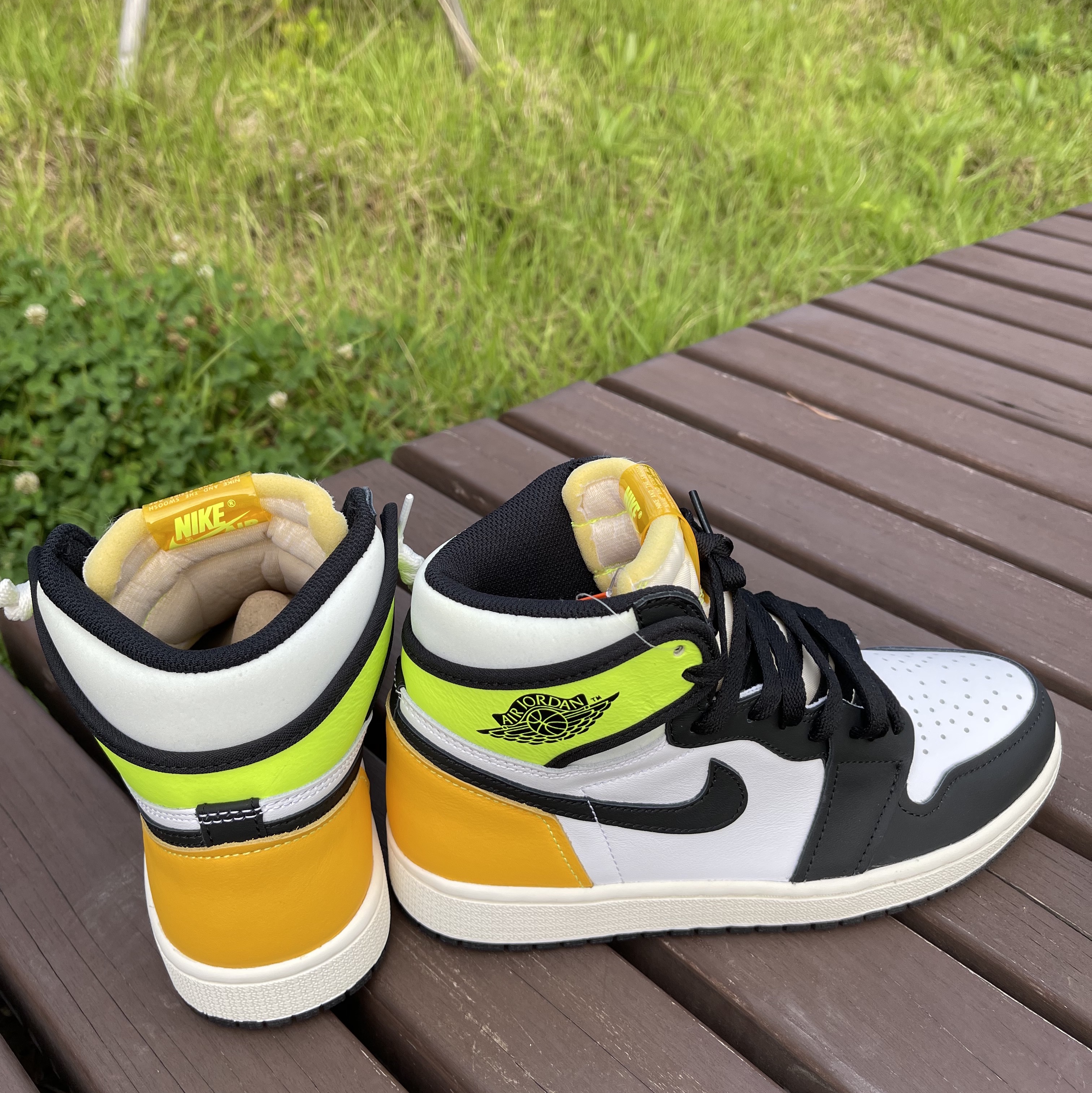 Jordan 1 Retro High OG Volt Gold 착용 스타일 - 3