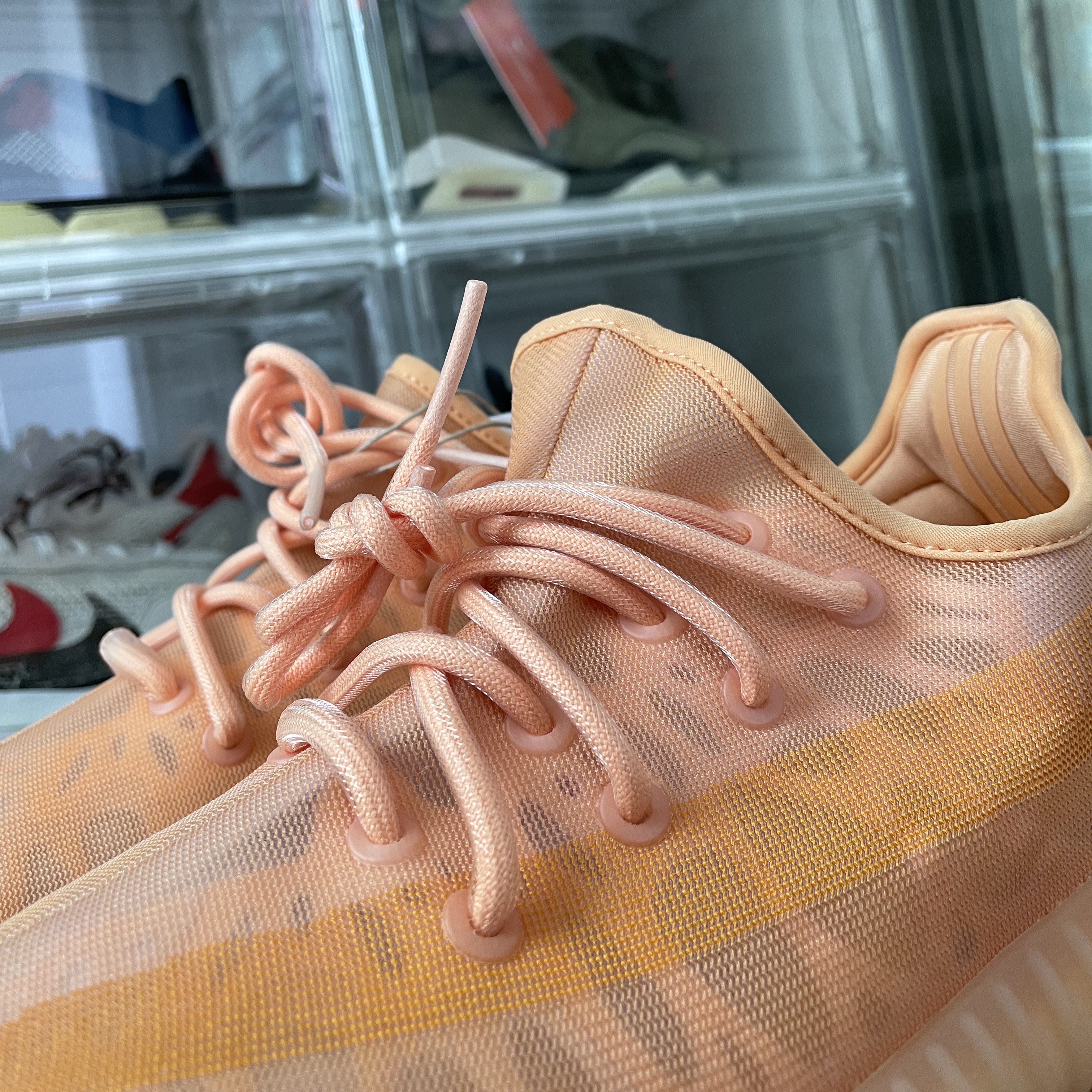 Adidas Yeezy Boost 350 V2 Mono Clay 착용 스타일 - 3