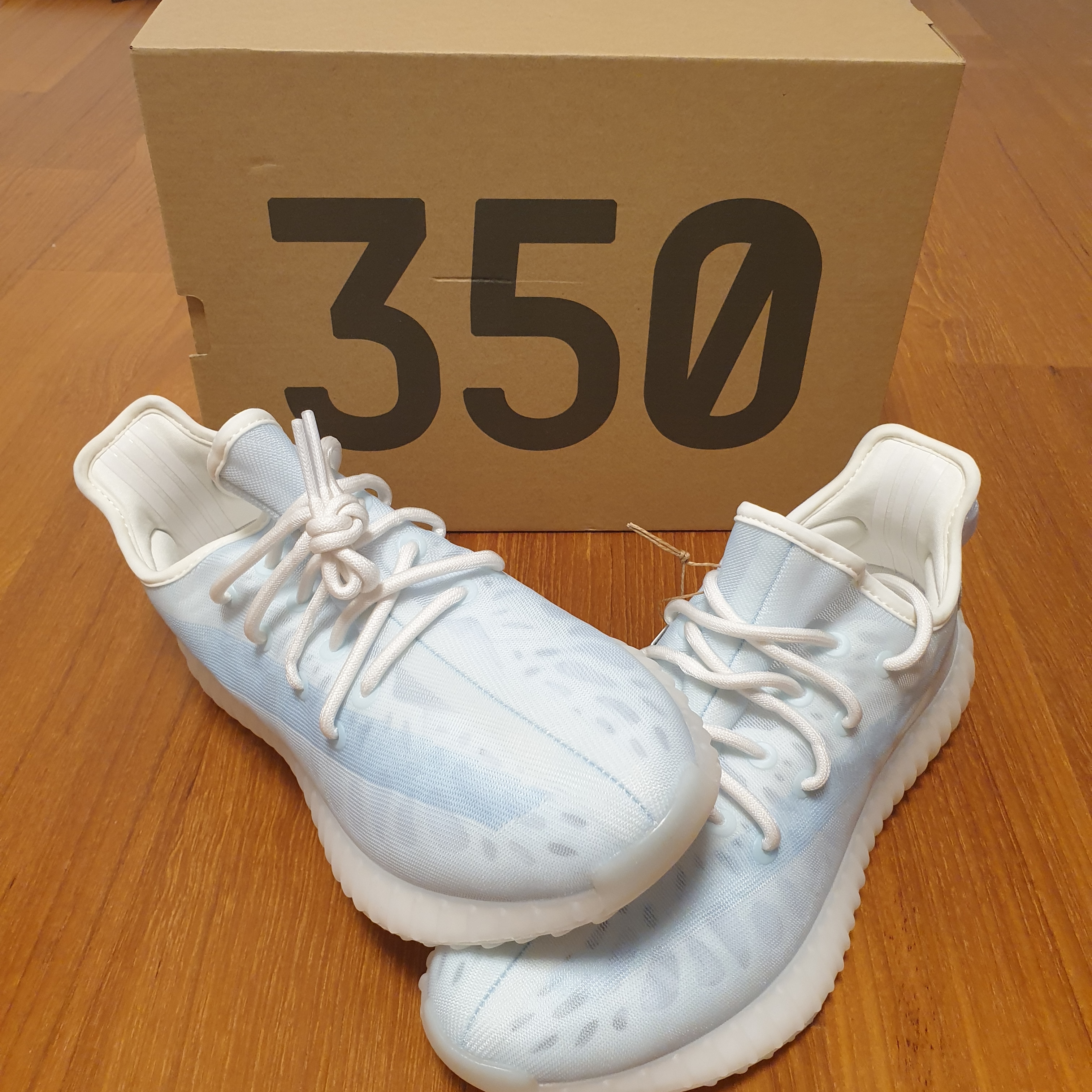 Adidas Yeezy Boost 350 V2 Mono Ice 착용 스타일 - 2