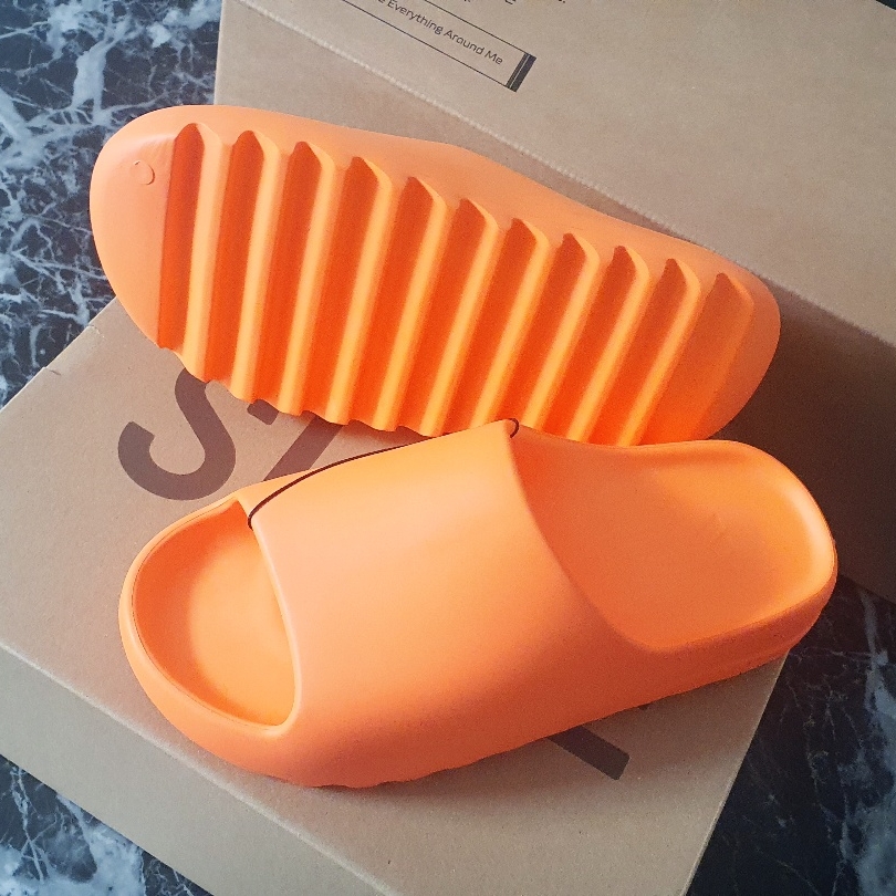 Adidas Yeezy Slide Enflame Orange 착용 스타일 - 3