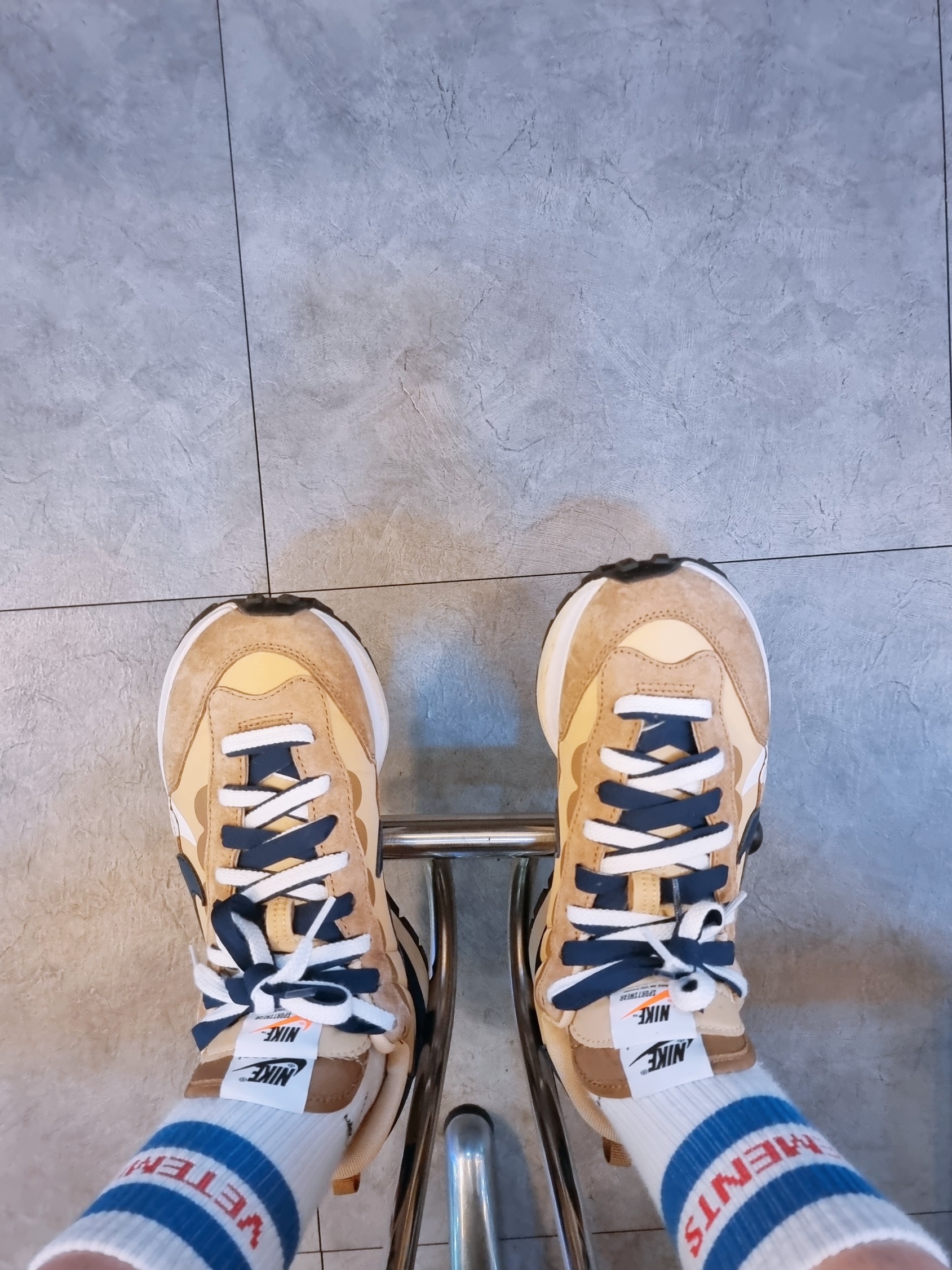 Nike x Sacai VaporWaffle Sesame and Blue Void 착용 스타일
