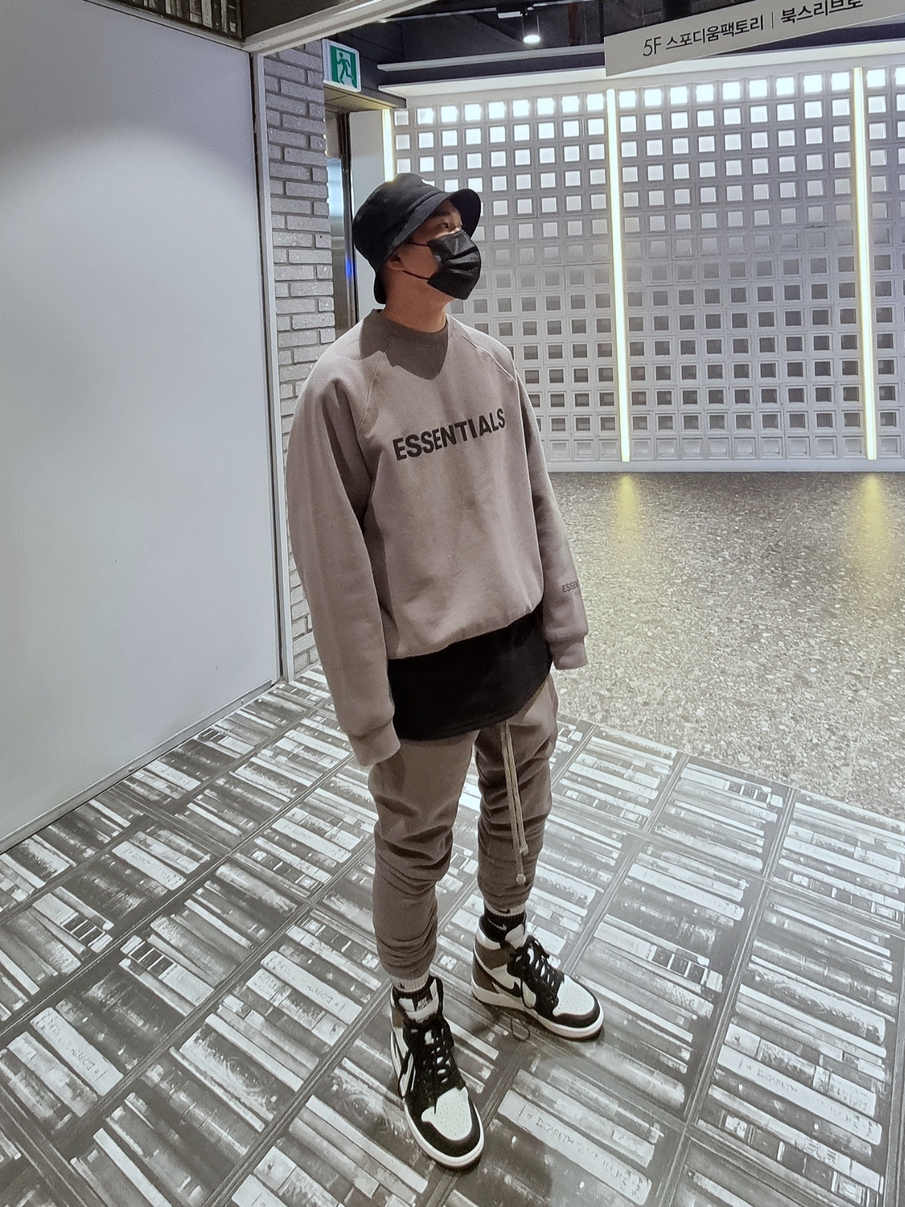Essentials 3D Silicon Applique Crewneck Taupe - 20FW, Essentials Sweatpants Taupe - 20FW 착용 스타일