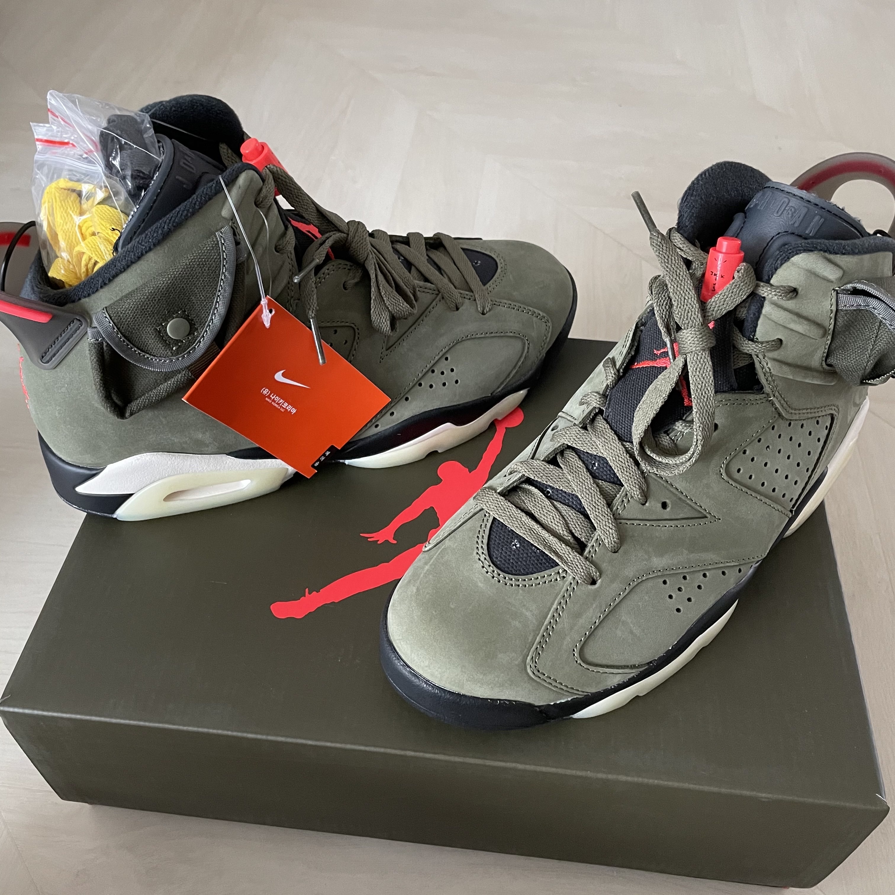 Jordan 6 x Travis Scott Retro Olive 착용 스타일 - 1