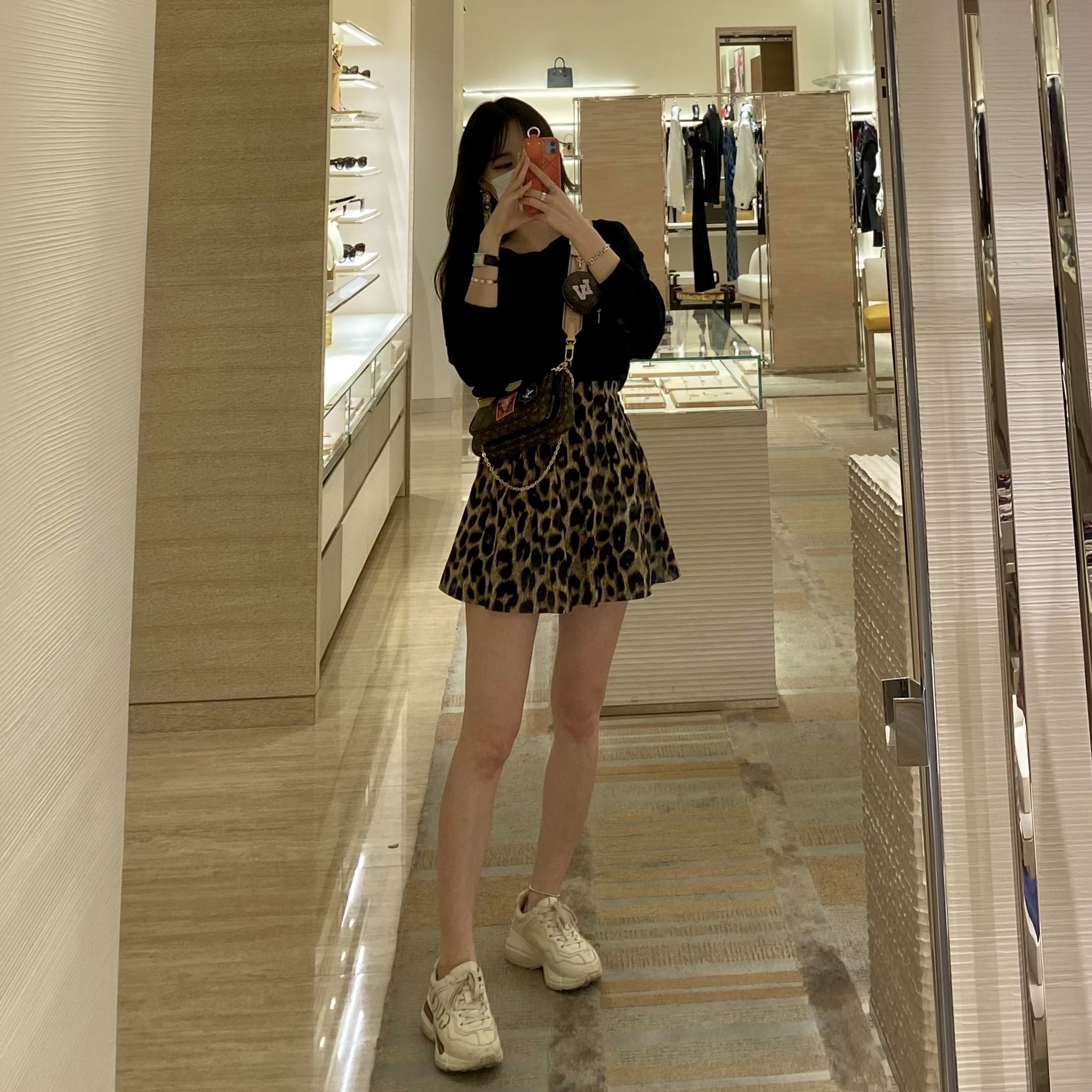 Gucci Rhyton Leather Sneakers Logo, (W) Gucci Rhyton Leather Sneakers Logo 착용 스타일 - 1