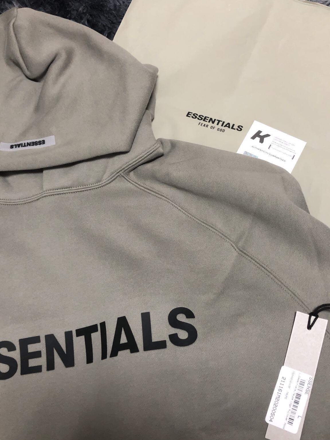 Essentials 3D Silicon Applique Pullover Hoodie Cement - 20FW 착용 스타일
