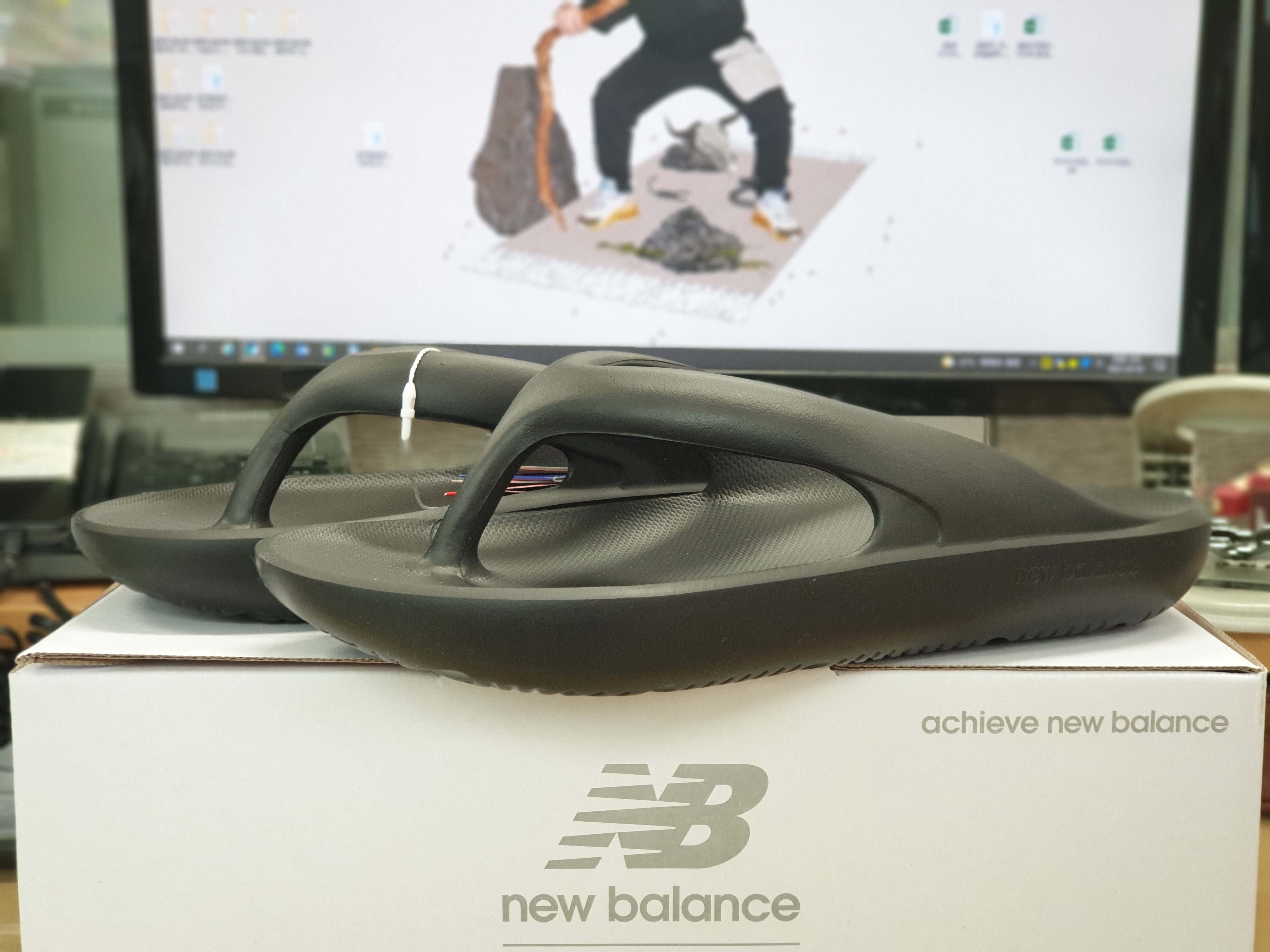 New Balance x Taw&Toe Flip Flop Black 착용 스타일