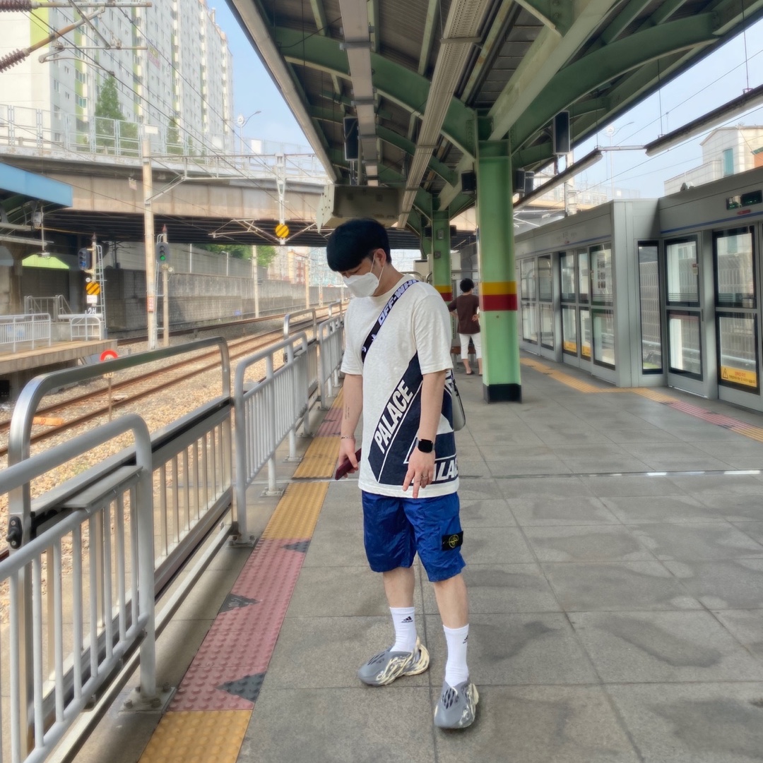 Off-White x Amore Pacific Protection Box (Without Cosmetics), Adidas Yeezy Foam RNNR MXT Moon Gray ์ฐฉ์ฉ ์คํ์ผ