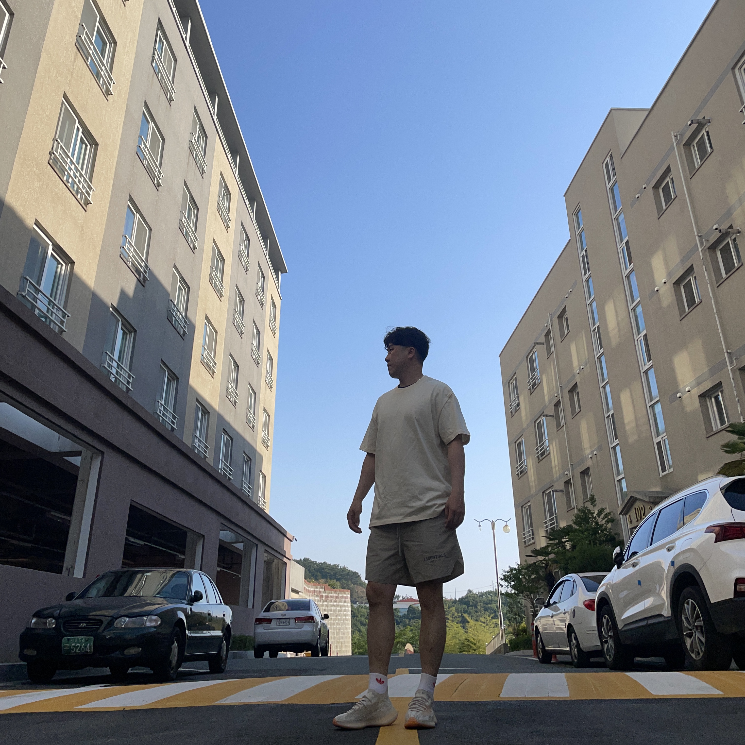Essentials T-Shirt Cream - 21SS, Essentials Volley Shorts Moss - 21SS 착용 스타일 - 2