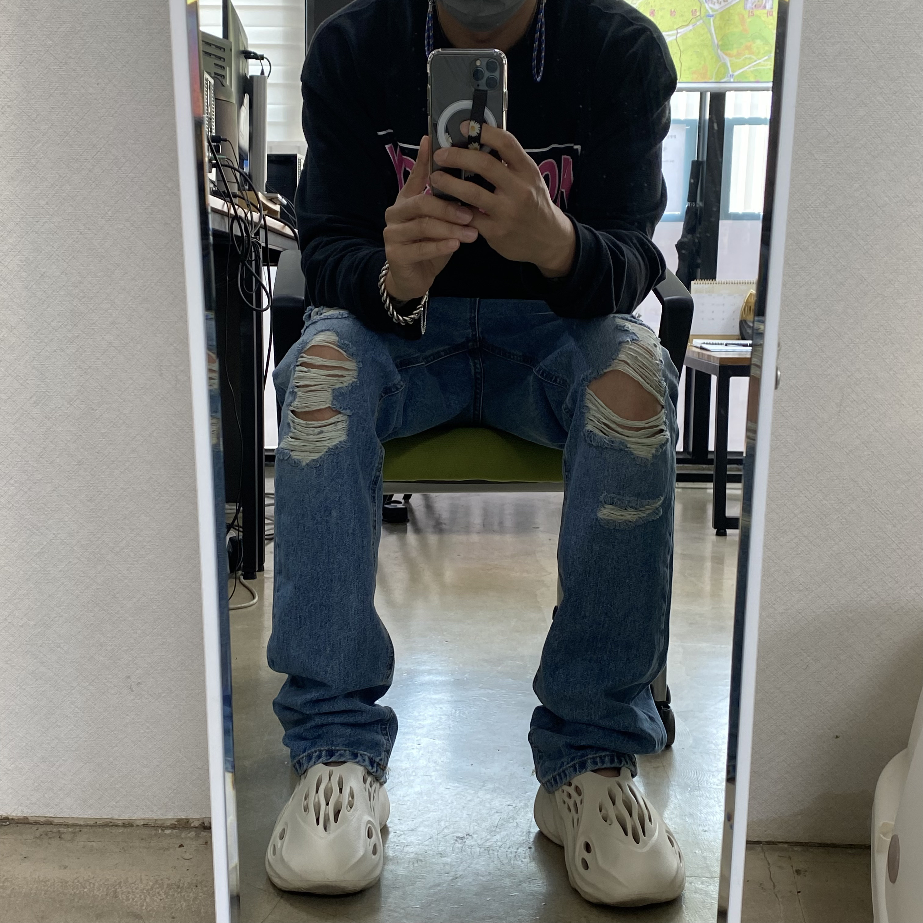 Adidas Yeezy Foam RNNR Sand 착용 스타일