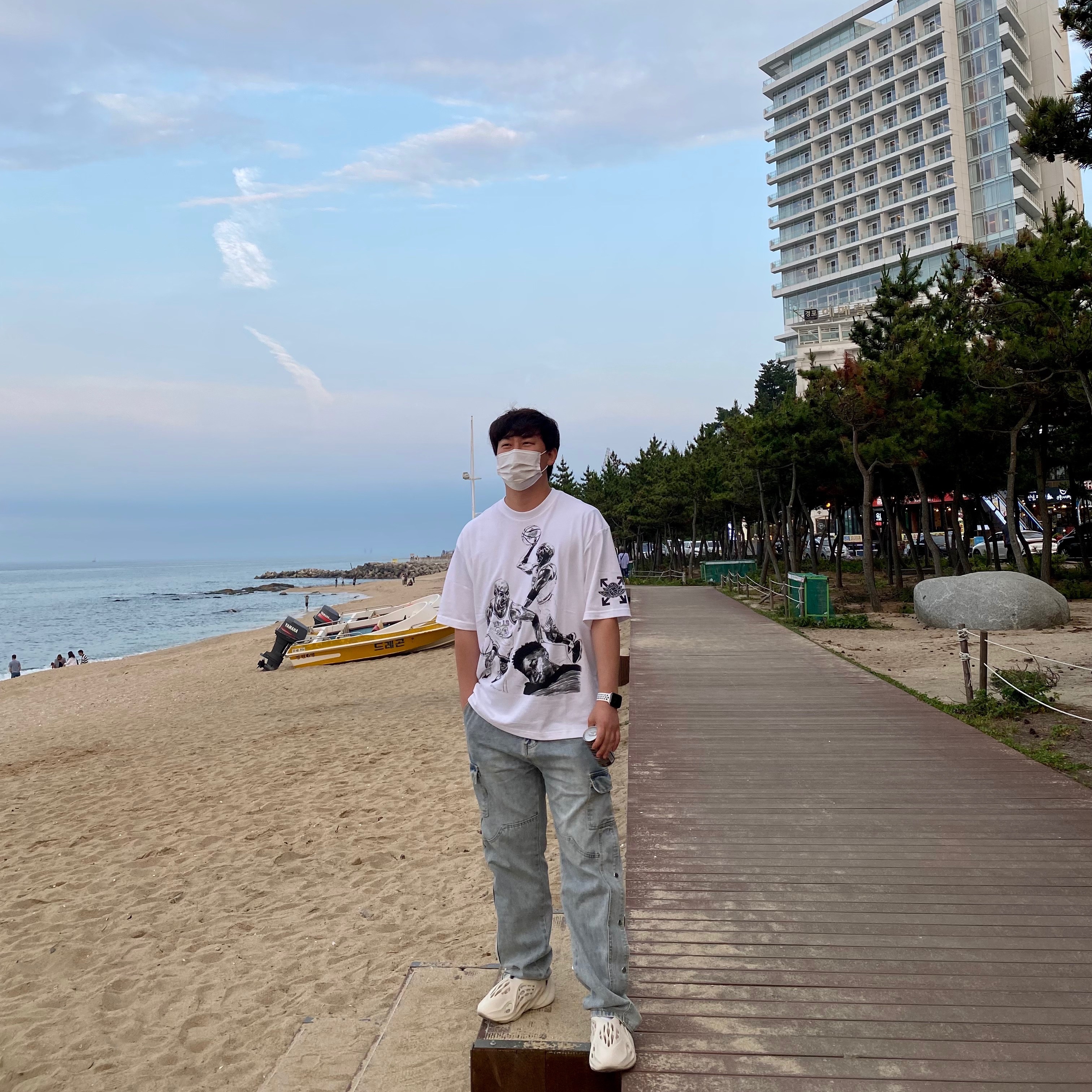 Jordan x Off-White S/S T-Shirt White - US/EU, Adidas Yeezy Foam RNNR Sand 착용 스타일