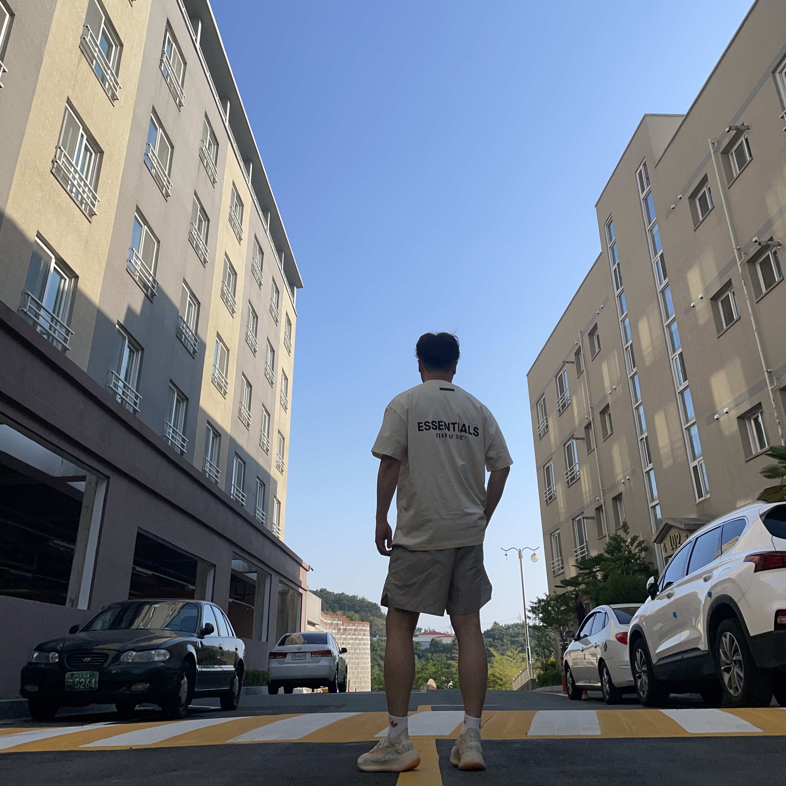 Essentials T-Shirt Cream - 21SS, Essentials Volley Shorts Moss - 21SS 착용 스타일 - 3
