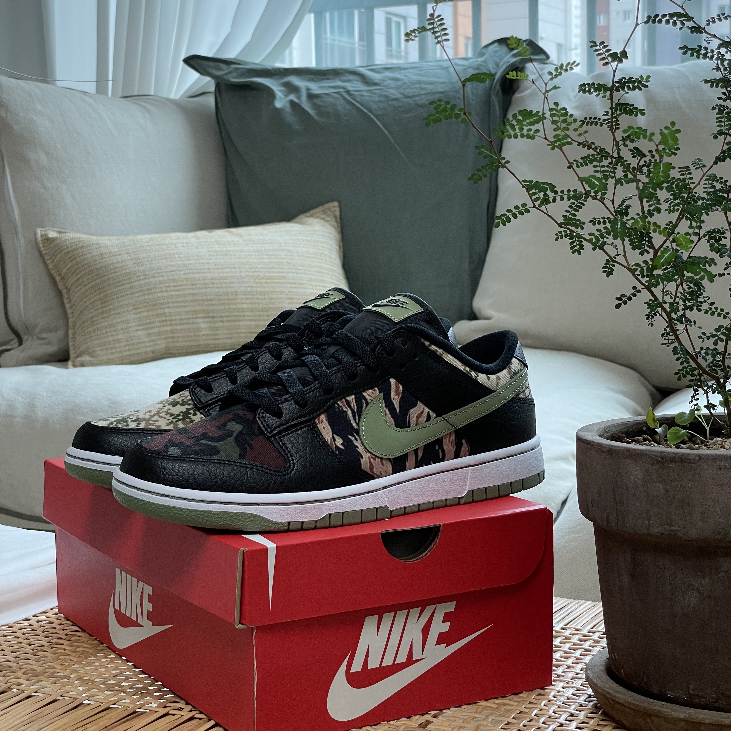 Nike Dunk Low SE Black Multi Camo 착용 스타일