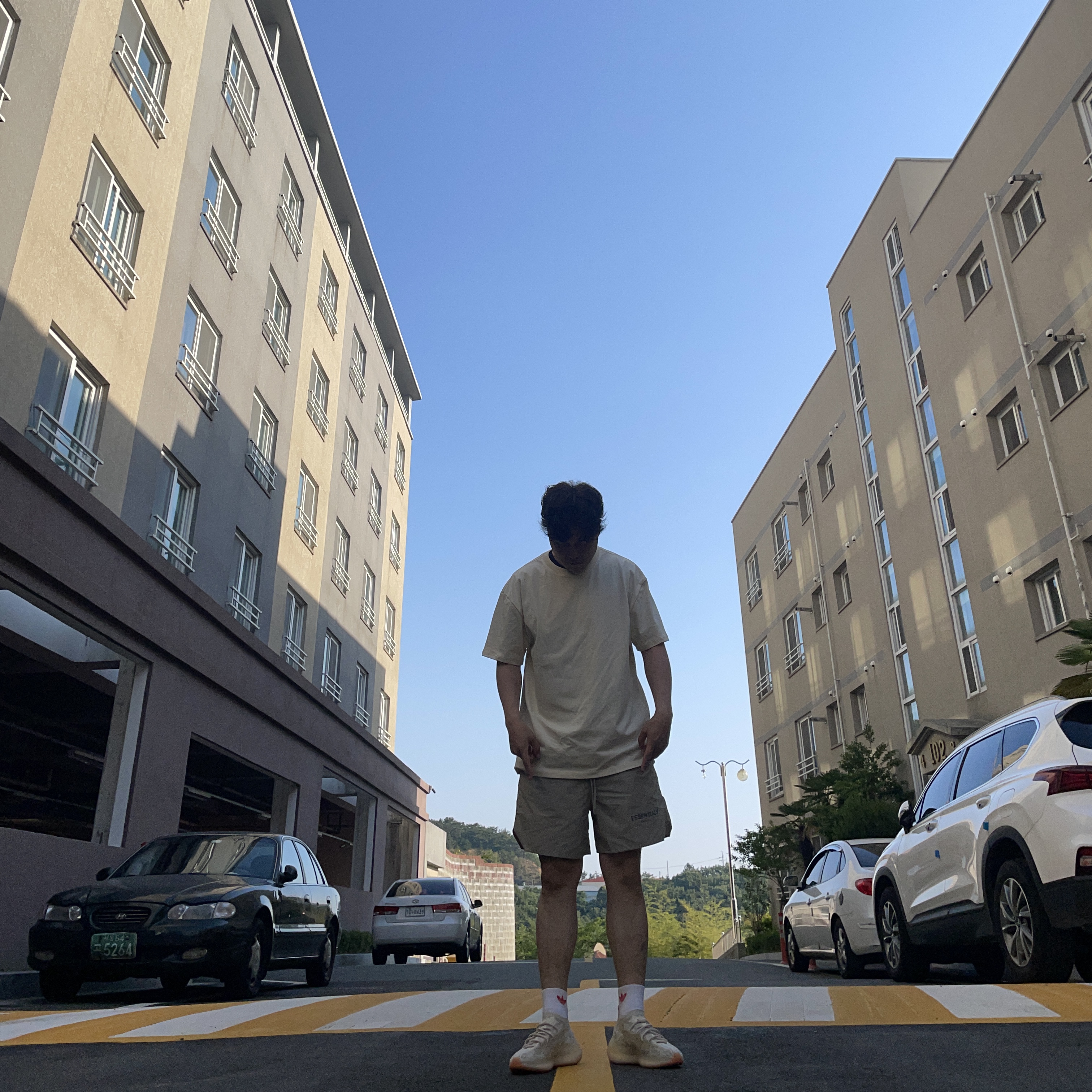 Essentials T-Shirt Cream - 21SS, Essentials Volley Shorts Moss - 21SS 착용 스타일 - 1